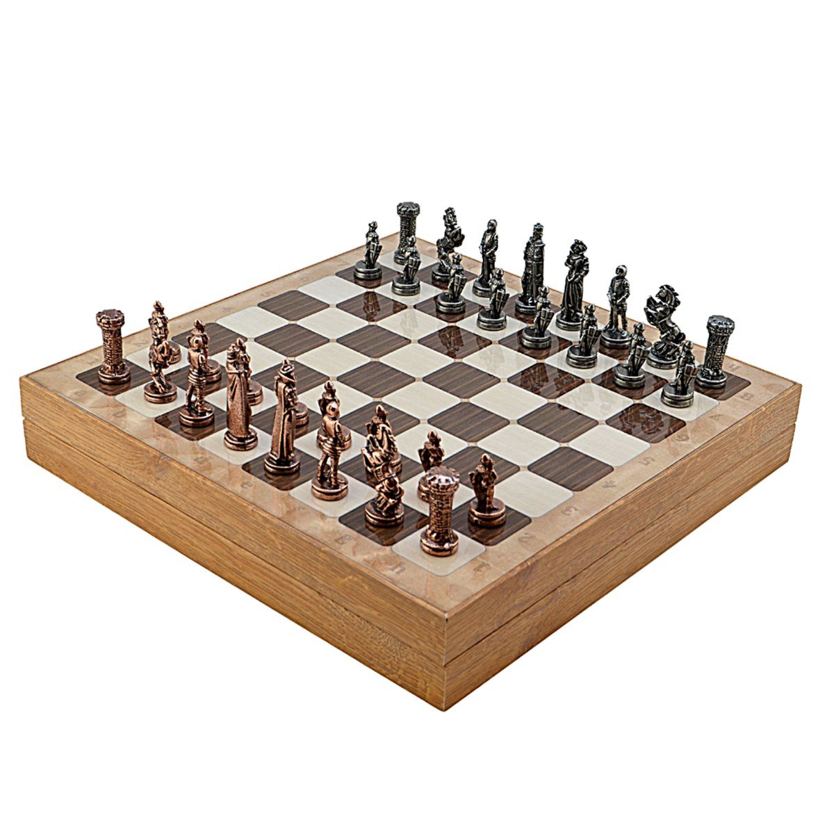 GiftHome Orta Boy Metal İngiliz Satranç Takımı Antik ve Rustik Desenli Sandıklı MDF Tahtası (36x36x6 cm.)