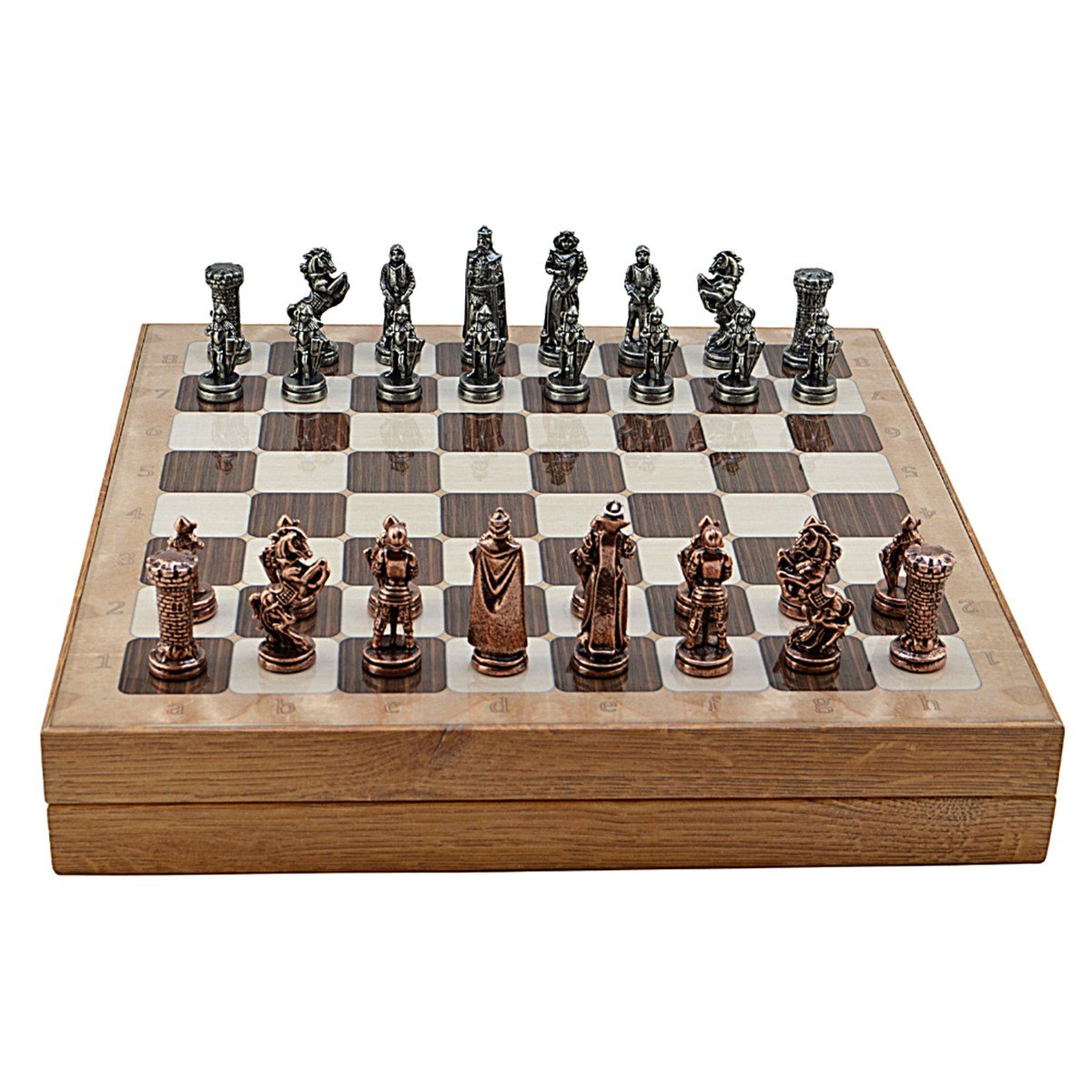 GiftHome Orta Boy Metal İngiliz Satranç Takımı Antik ve Rustik Desenli Sandıklı MDF Tahtası (36x36x6 cm.)