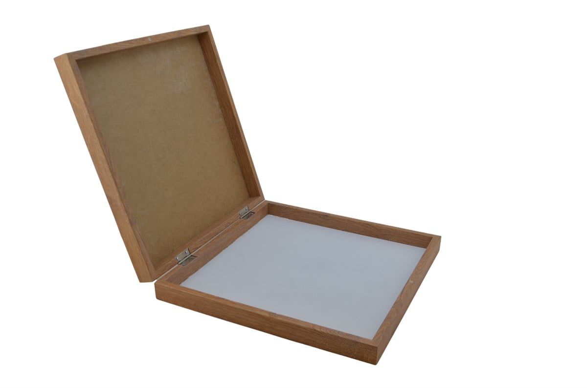 GiftHome Orta Boy Metal İngiliz Satranç Takımı Antik ve Rustik Desenli Sandıklı MDF Tahtası (36x36x6 cm.)