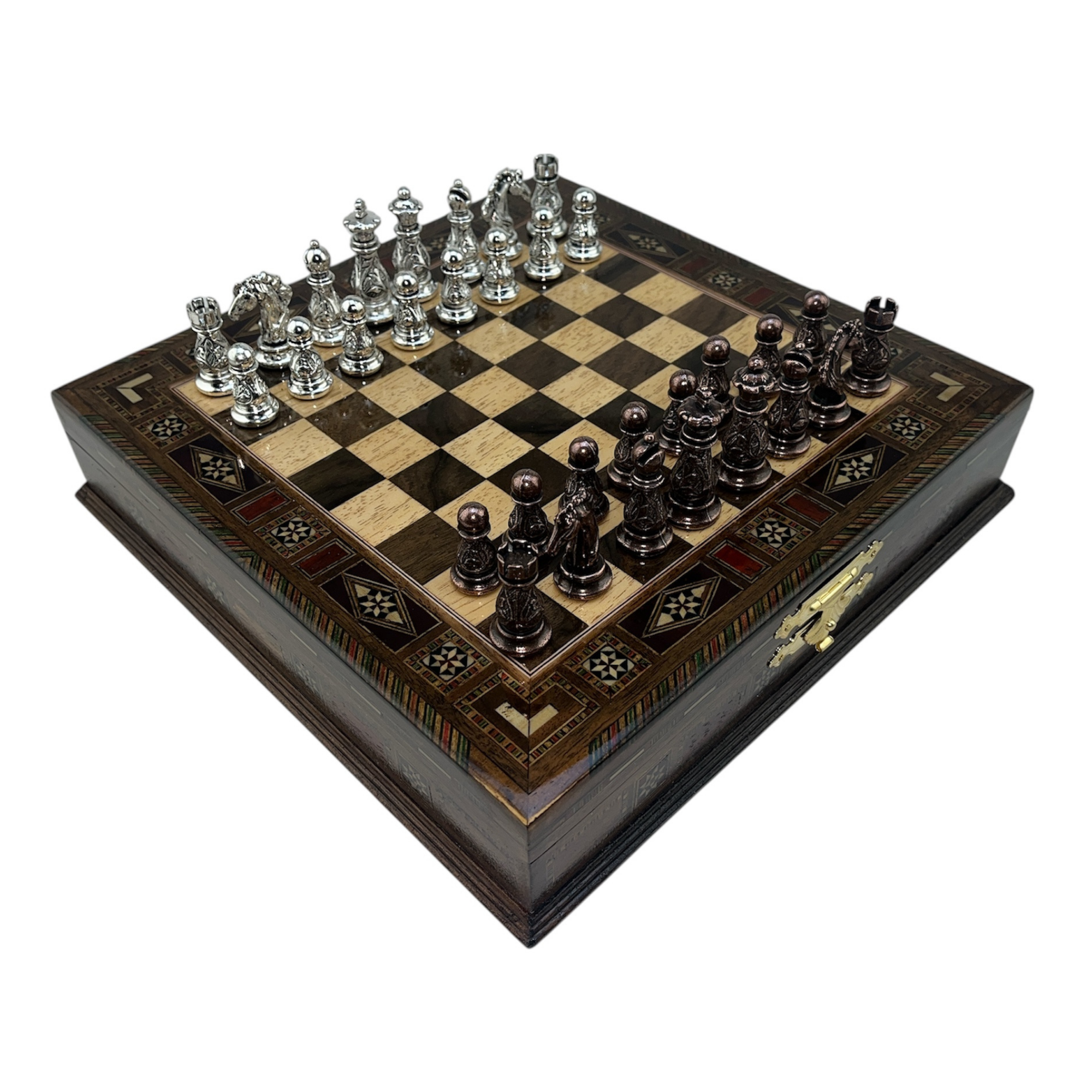 GiftHome Orta Boy Metal İŞLEMELİ KLASİK Satranç Takımı  ve Sandıklı Masif Ahşap Satranç Tahtası (28x28x5,5 cm.)