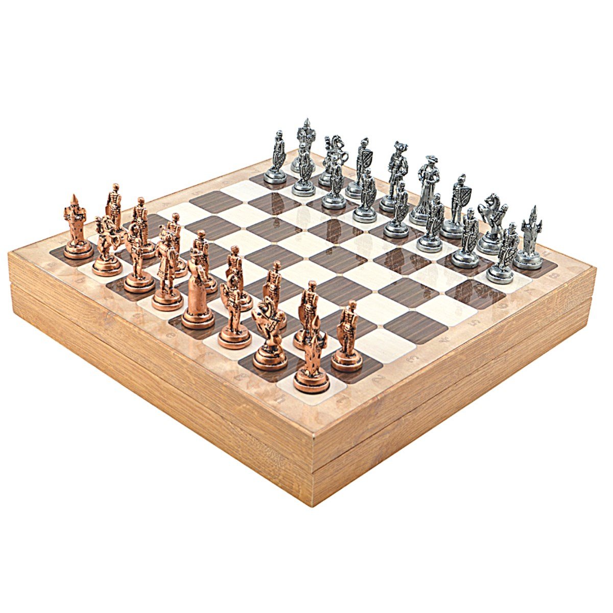 GiftHome Orta Boy Metal İspanyol Satranç Takımı Antik ve Rustik Desenli Sandıklı MDF Tahtası (36x36x6 cm.)