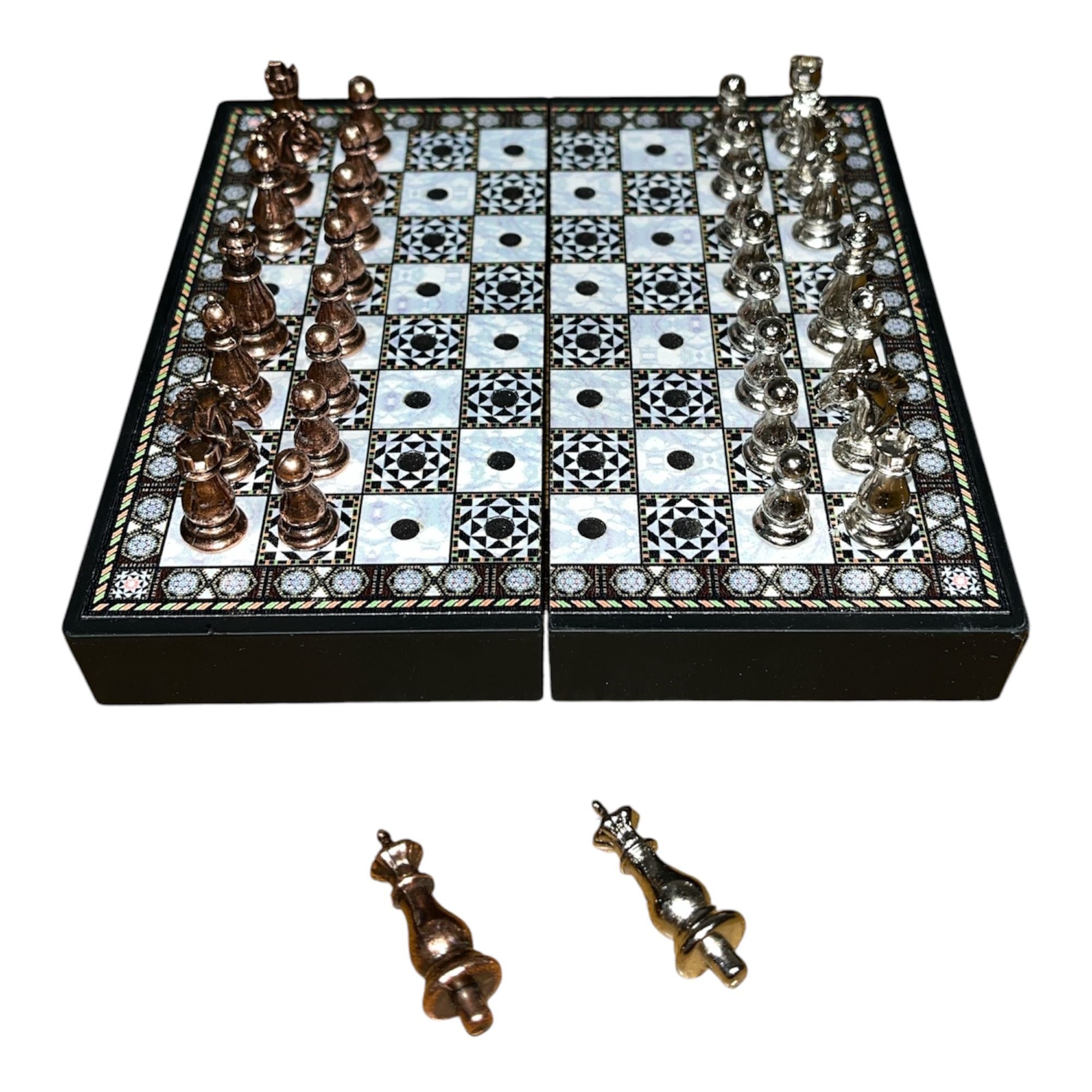 GiftHome Pocket Serisi Küçük Boy Metal Antik Taş ve Sedef Desenli Kutulu Klasik Satranç Takımı (13,5 X 13,5 cm.)