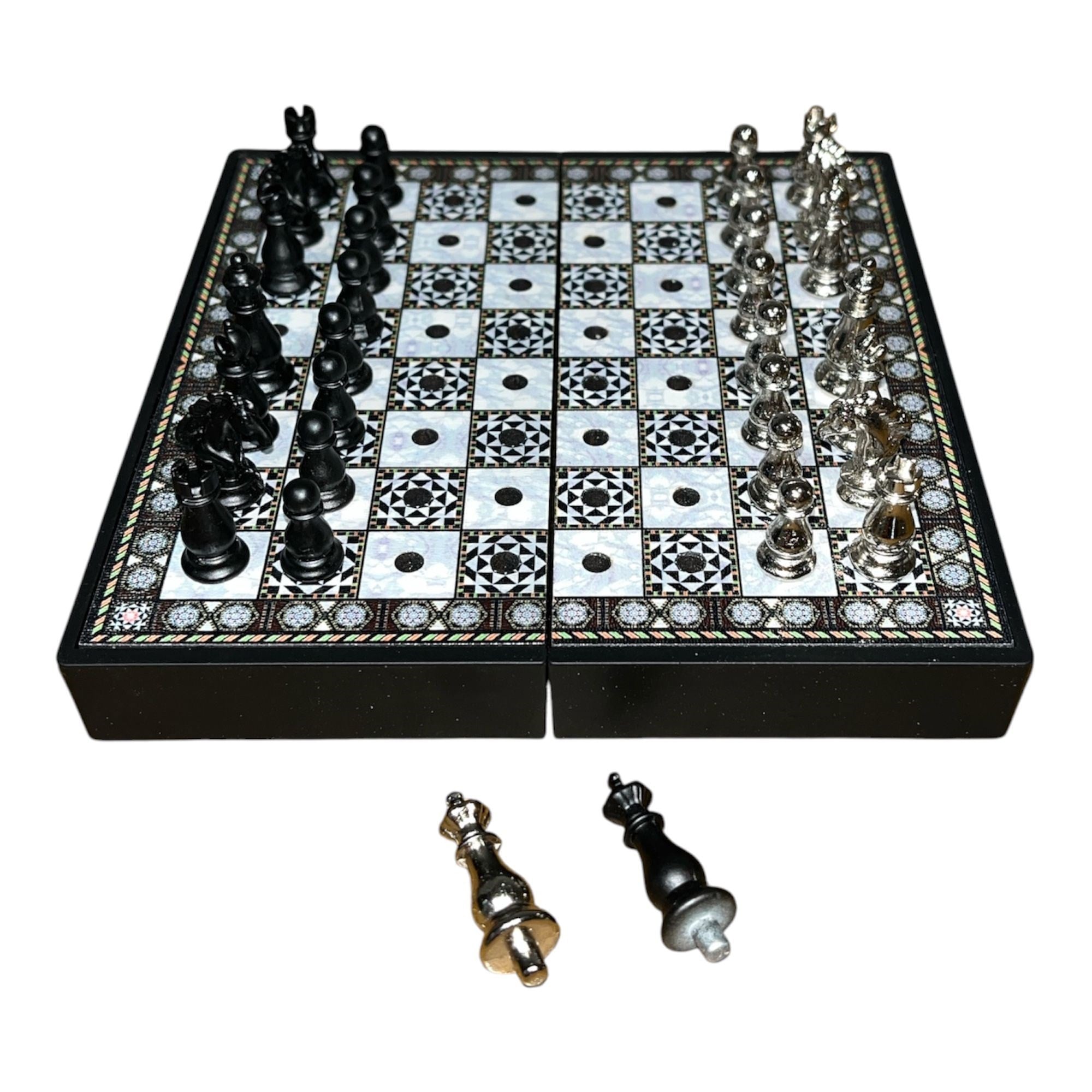 GiftHome Pocket Serisi Küçük Boy Metal Black Taş ve Sedef Desenli Kutulu Klasik Satranç Takımı (13,5 X 13,5 cm.)