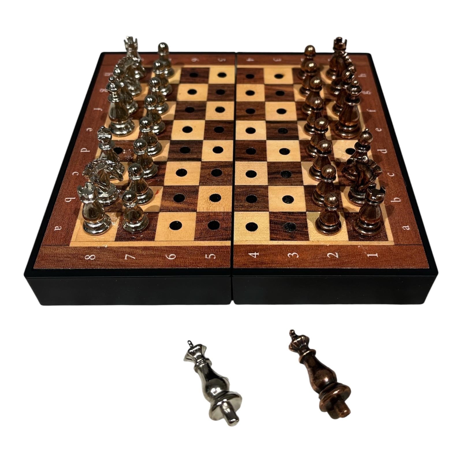 GiftHome Pocket Serisi Küçük Boy Metal Antik Taş ve Ceviz Desenli Kutulu Klasik Satranç Takımı (13,5 X 13,5 cm.)