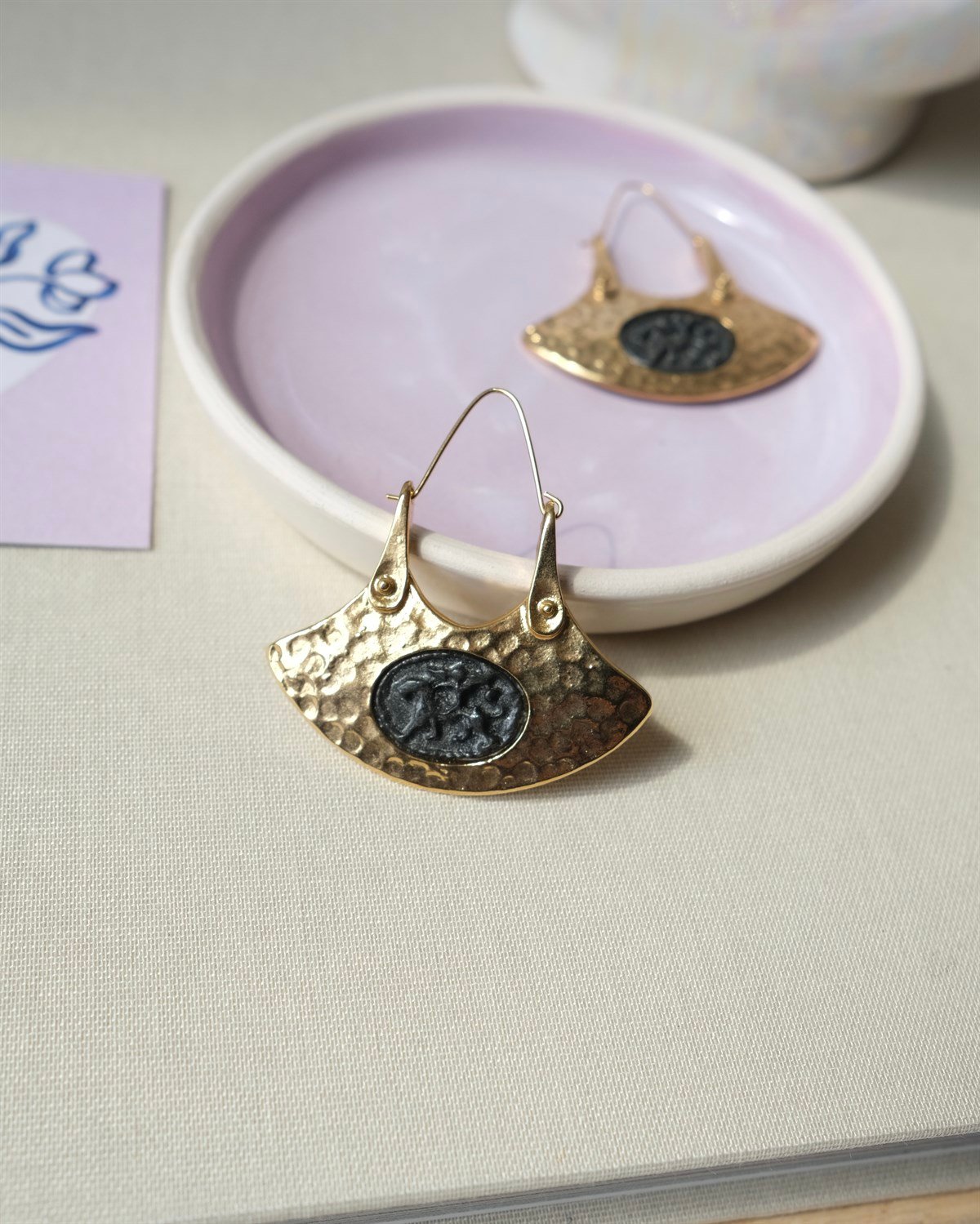 Madalyon Figürlü Antique Küpe 