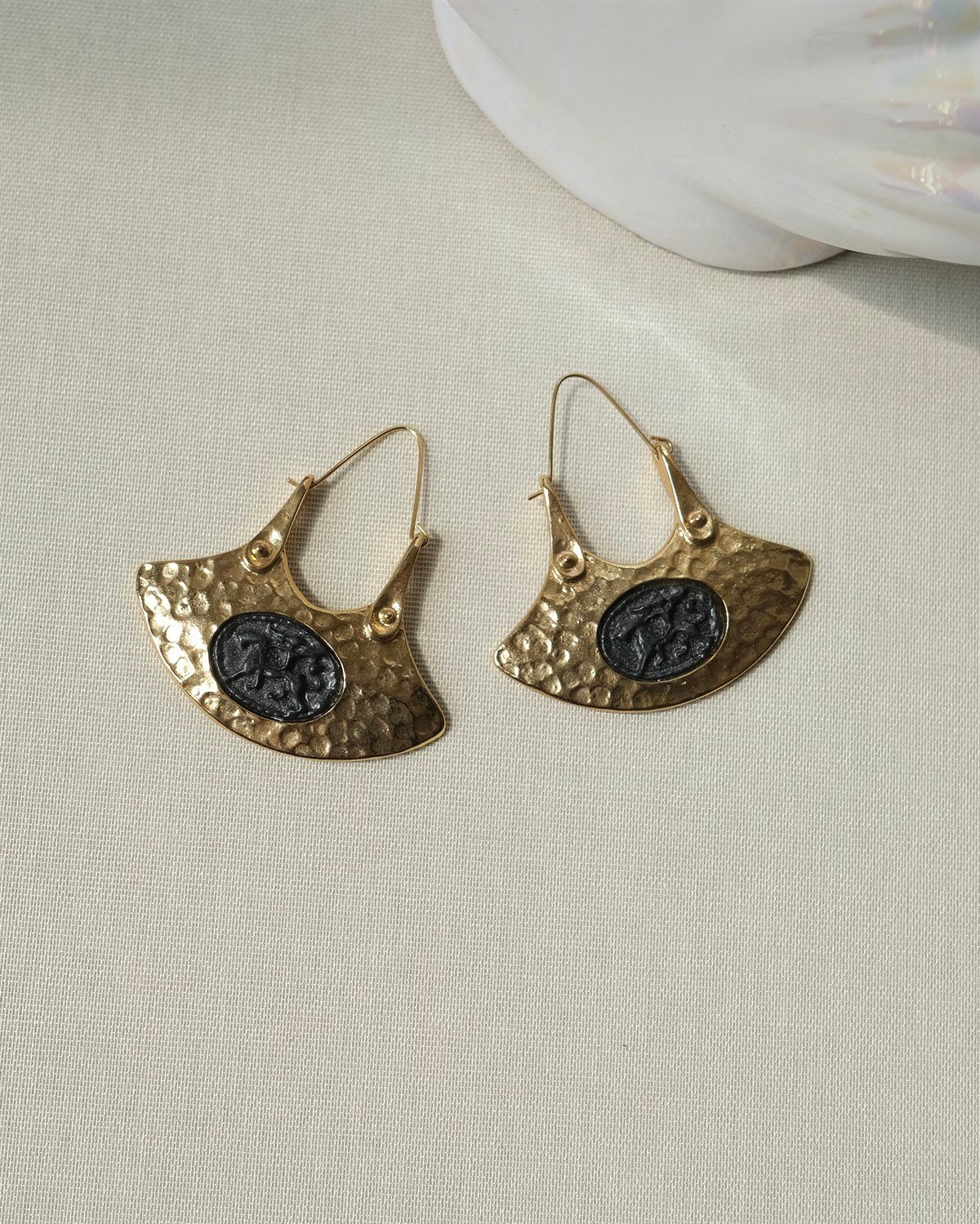 Madalyon Figürlü Antique Küpe 