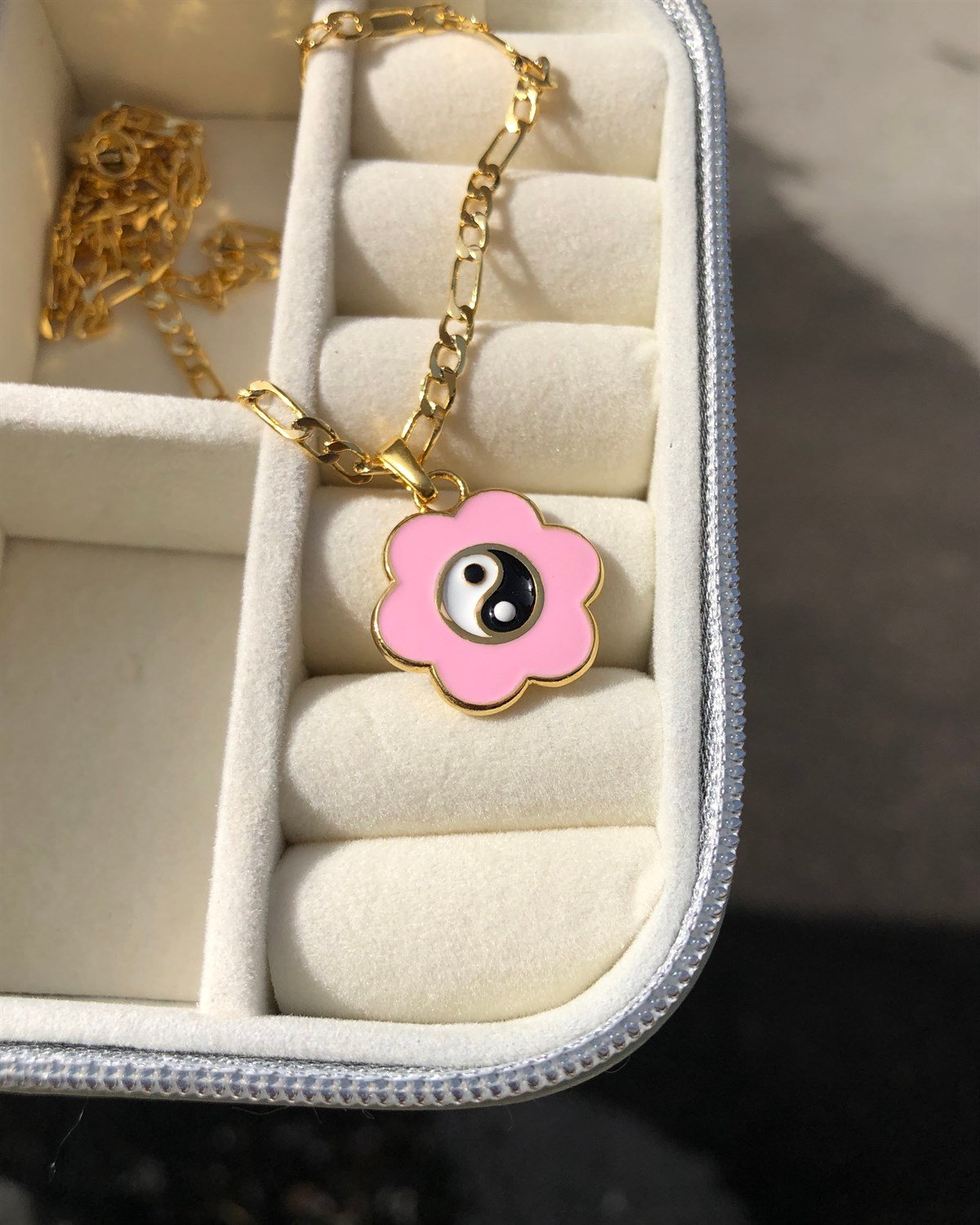 Pembe Mineli Çiçekli Ying Yang Kolye