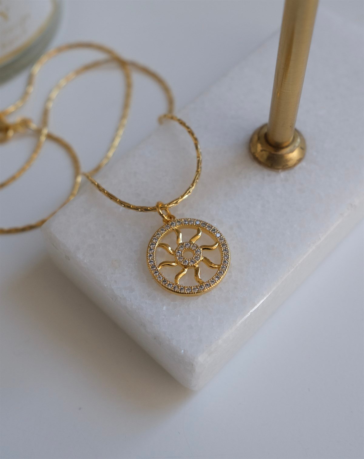 Zirkon Taşlı Güneş Madalyon Kolye