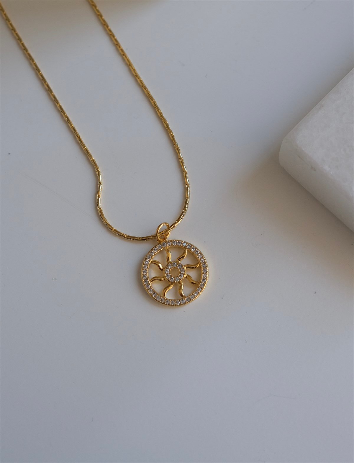 Zirkon Taşlı Güneş Madalyon Kolye