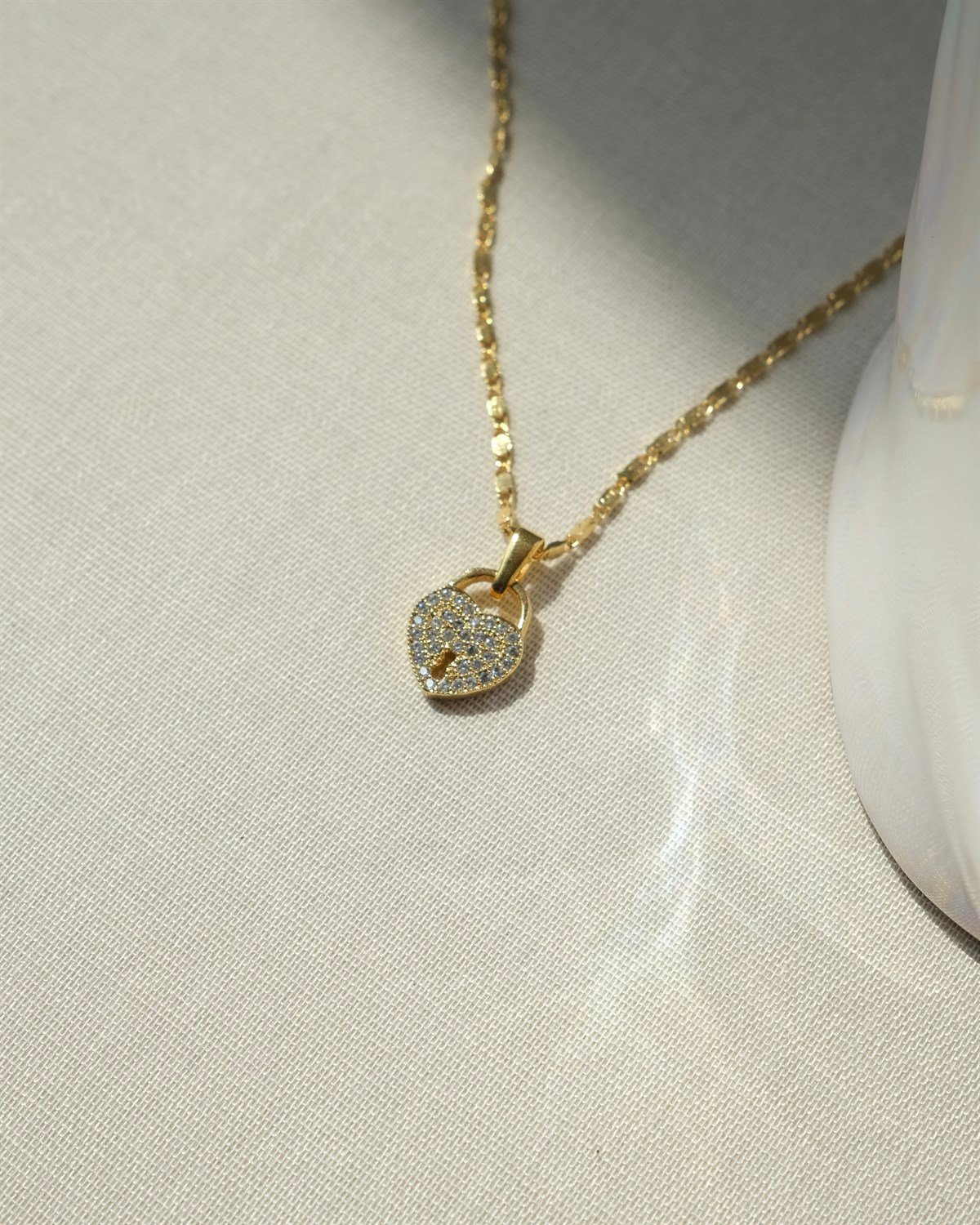 Zirkon Taşlı Kalp Kilit Kolye 