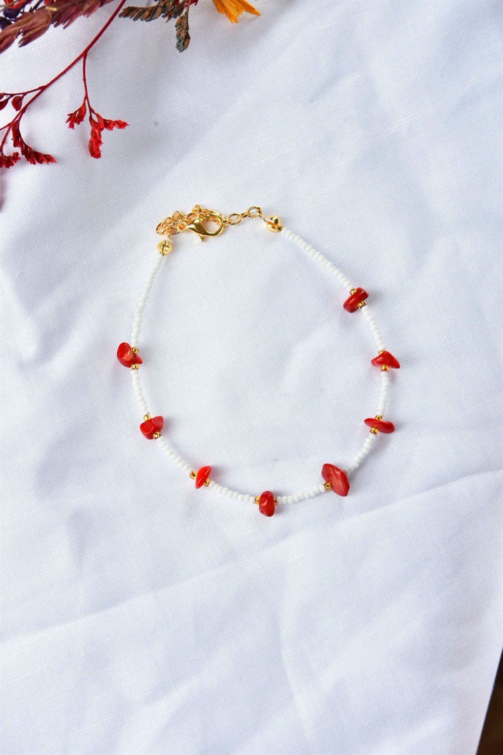 Beyaz Boncuk Kırmızı Taşlı Halhal KA011004