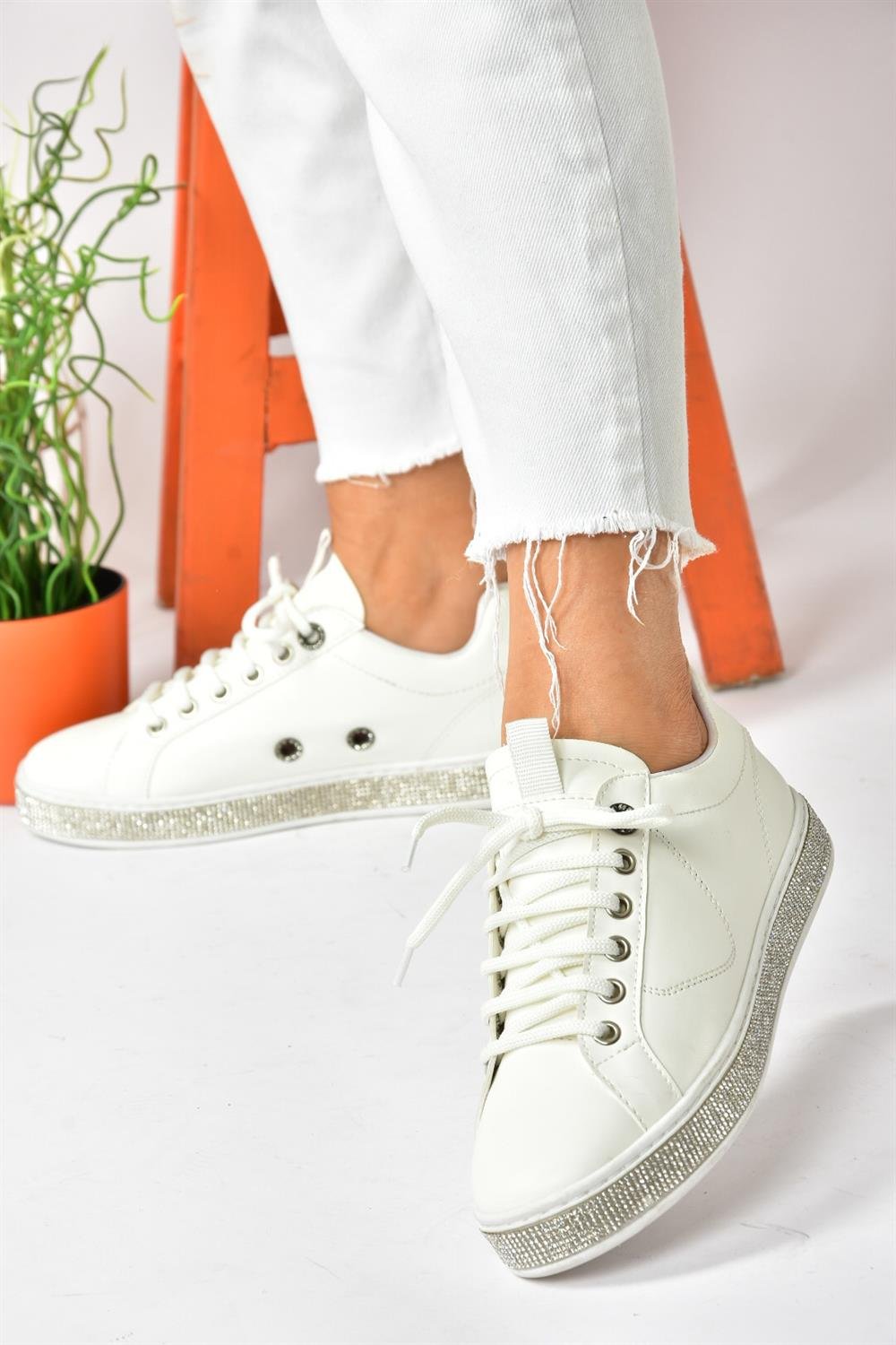 Beyaz Taş Detaylı Kadın Spor Ayakkabı Sneakers P820251009