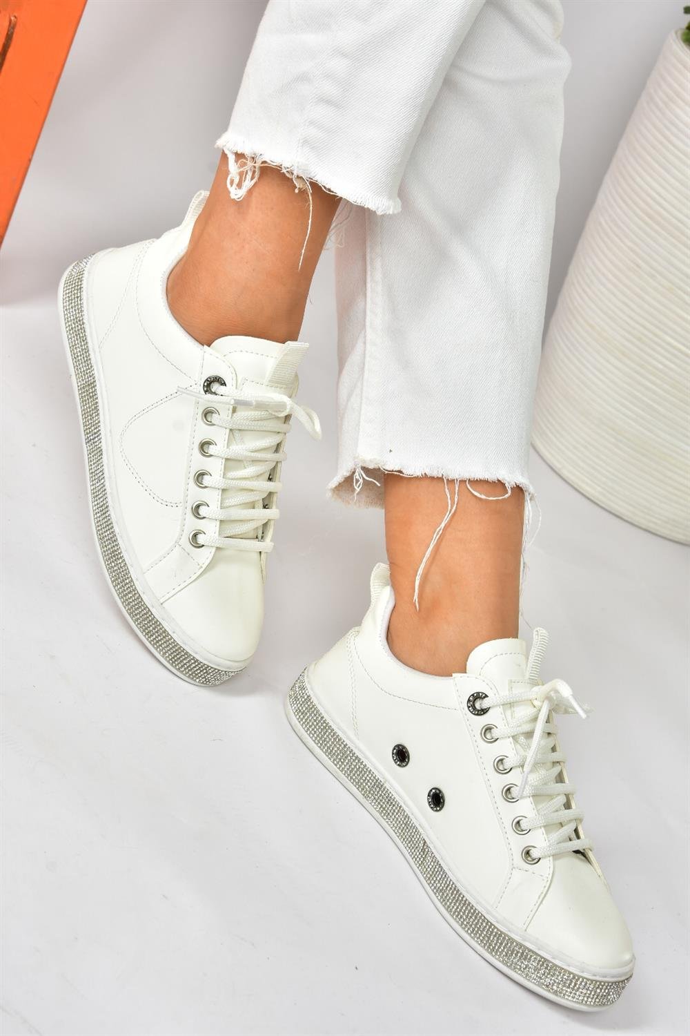 Beyaz Taş Detaylı Kadın Spor Ayakkabı Sneakers P820251009
