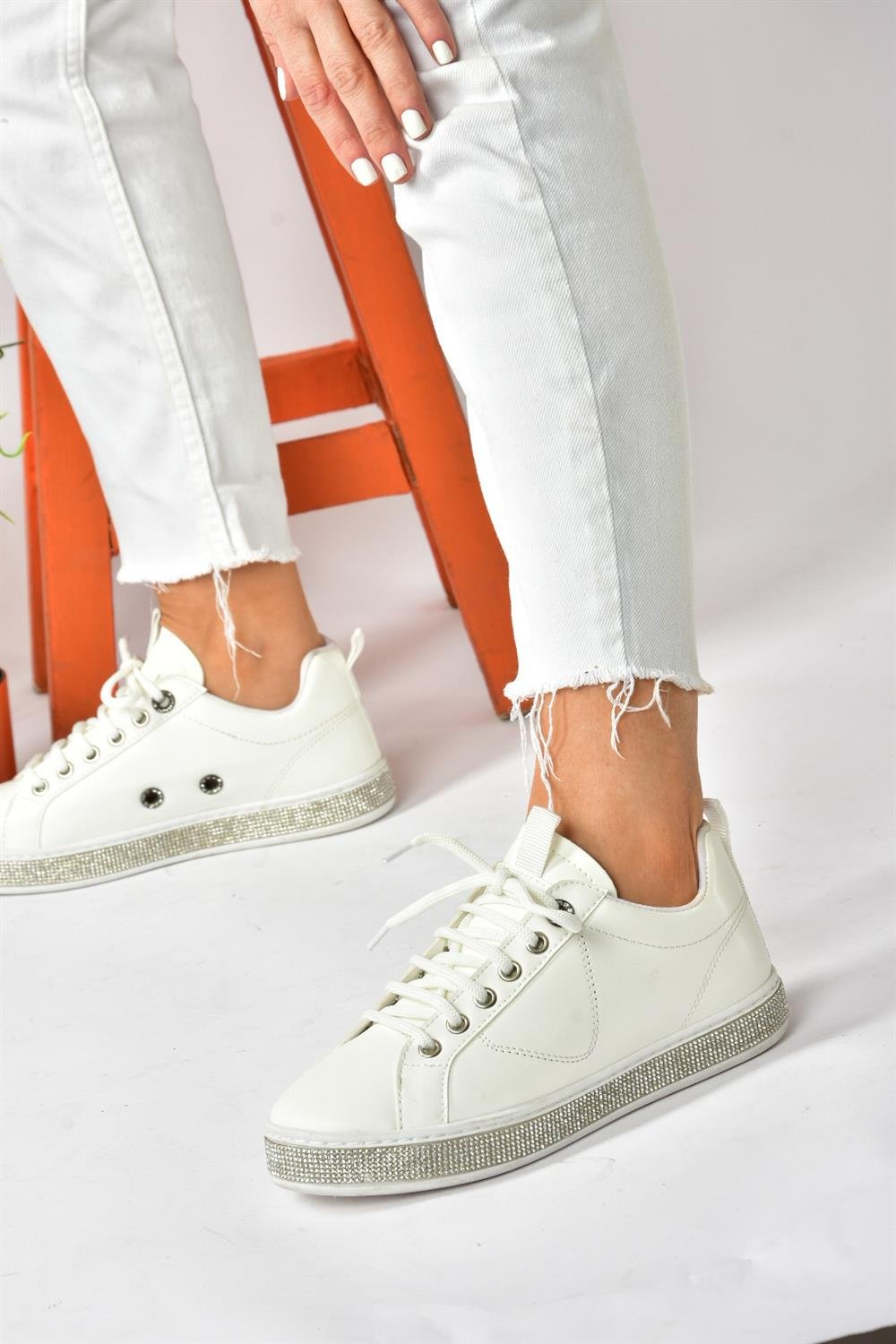 Beyaz Taş Detaylı Kadın Spor Ayakkabı Sneakers P820251009