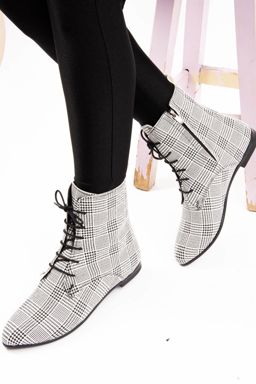 Fox Shoes Beyaz Siyah Ekose Kadın Bot E735052509