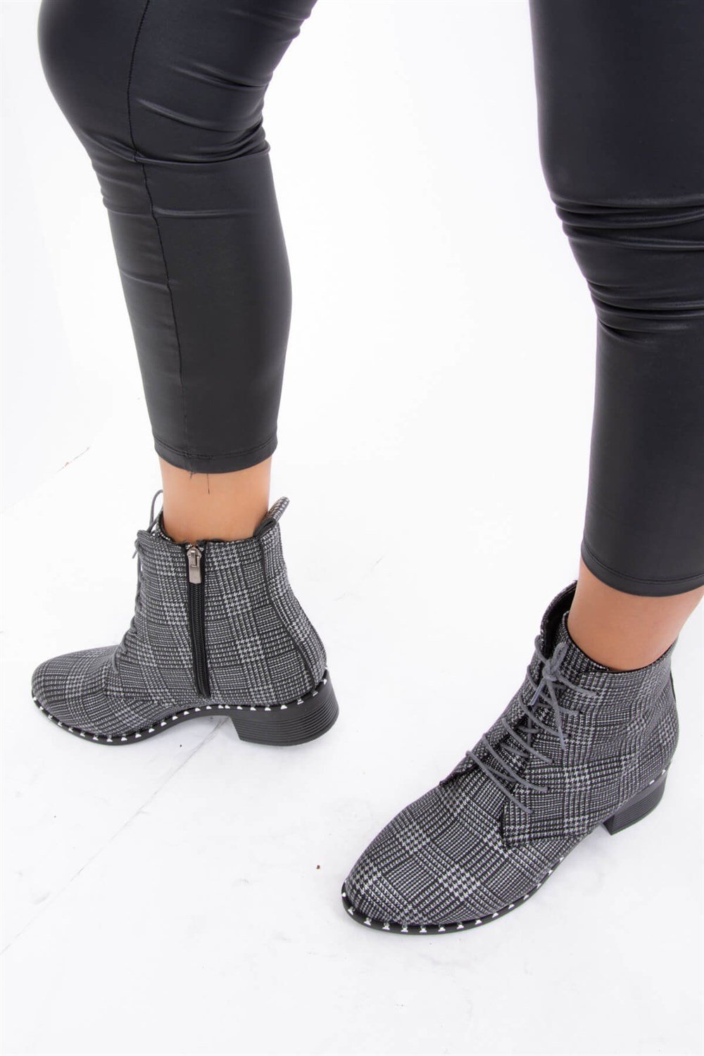 Fox Shoes Siyah Beyaz Ekose Suni Deri Kadın Bot E641054109