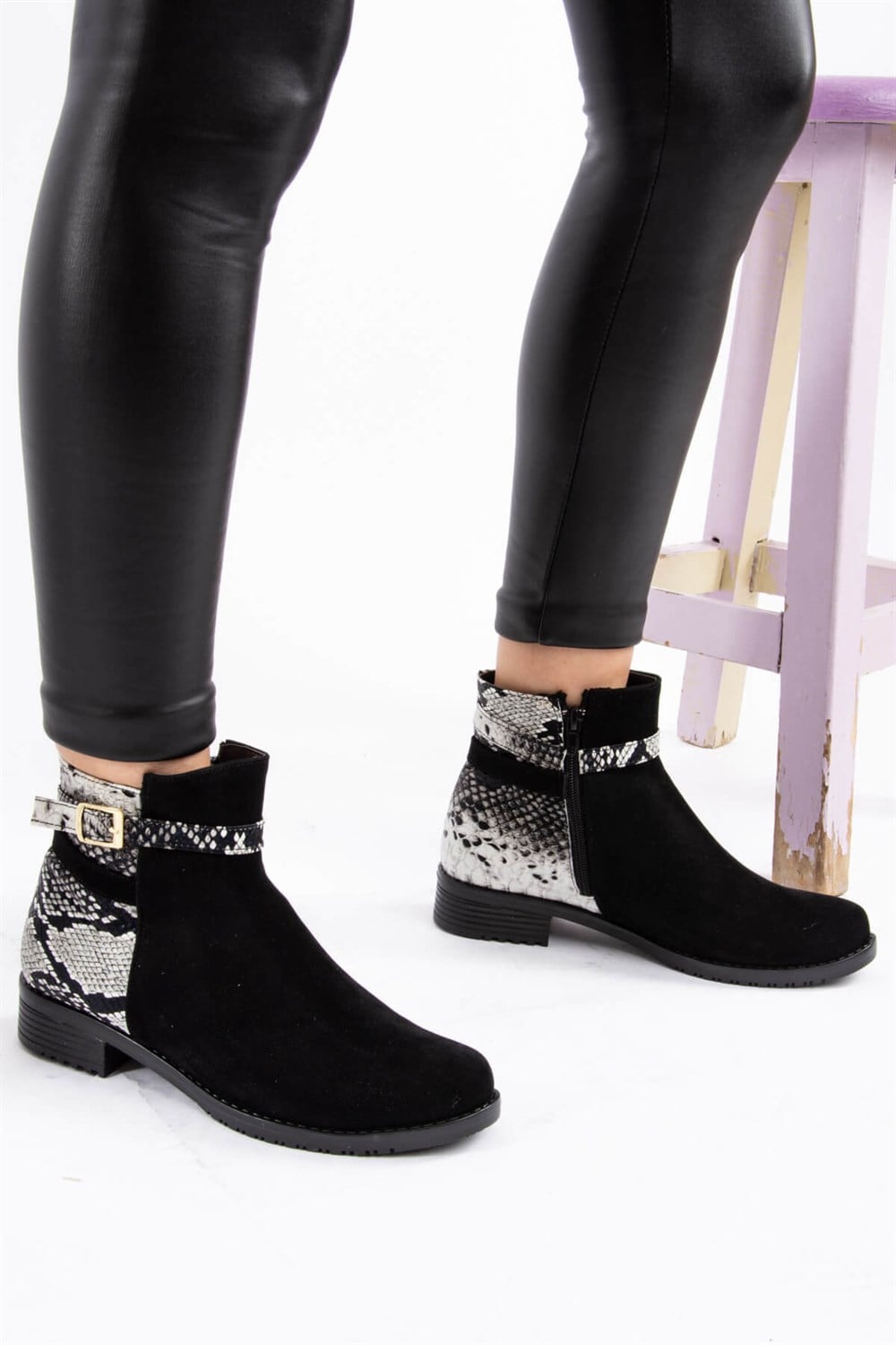Fox Shoes Siyah Beyaz Yılan Kadın Bot E726350002