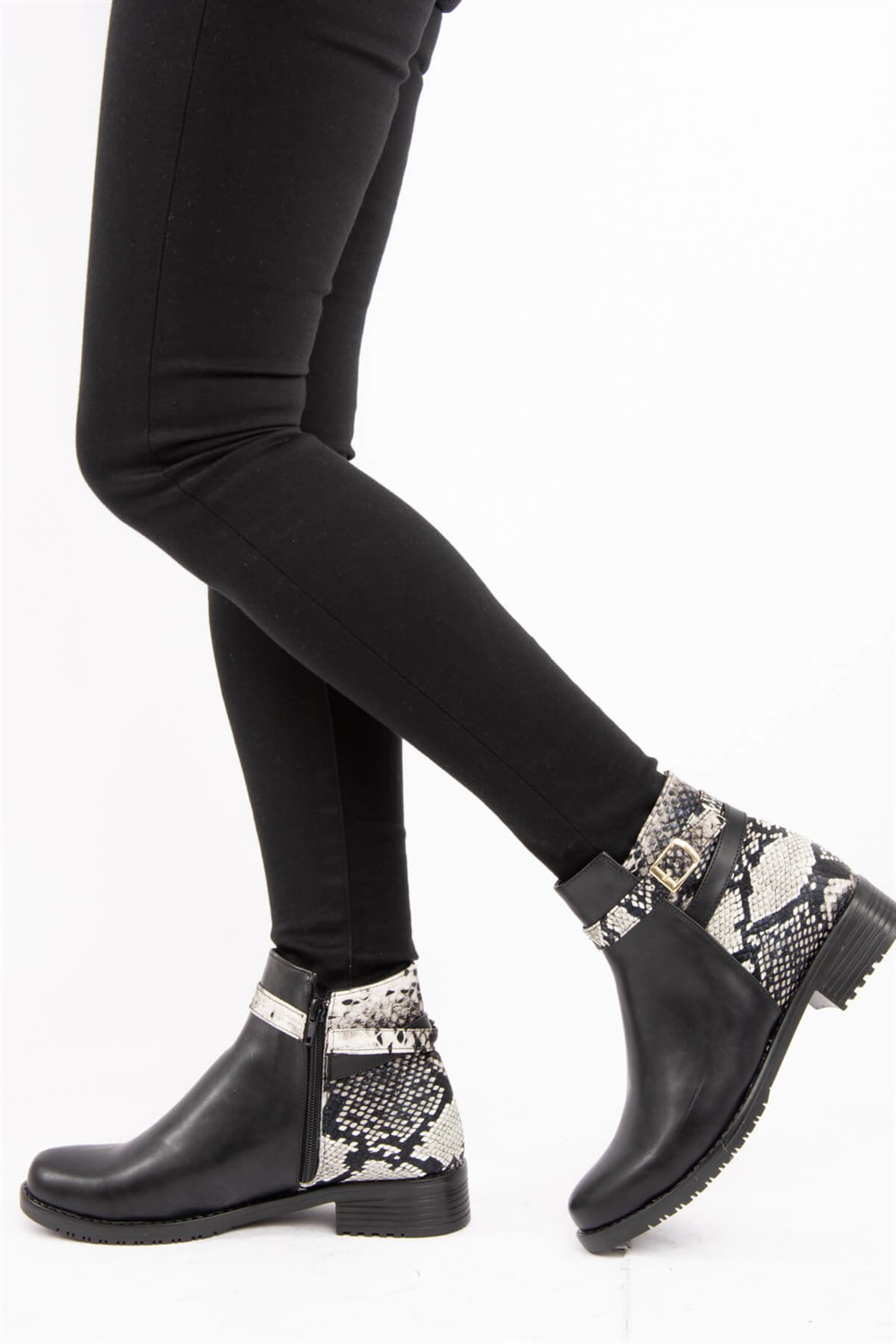 Fox Shoes Siyah Beyaz Yılan Kadın Bot E726350009