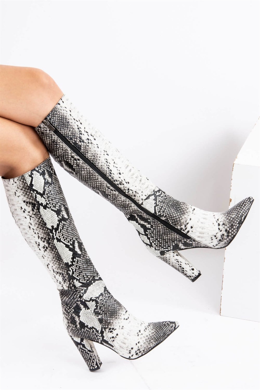 Fox Shoes Siyah/Beyaz Kadın Çizme E752005807