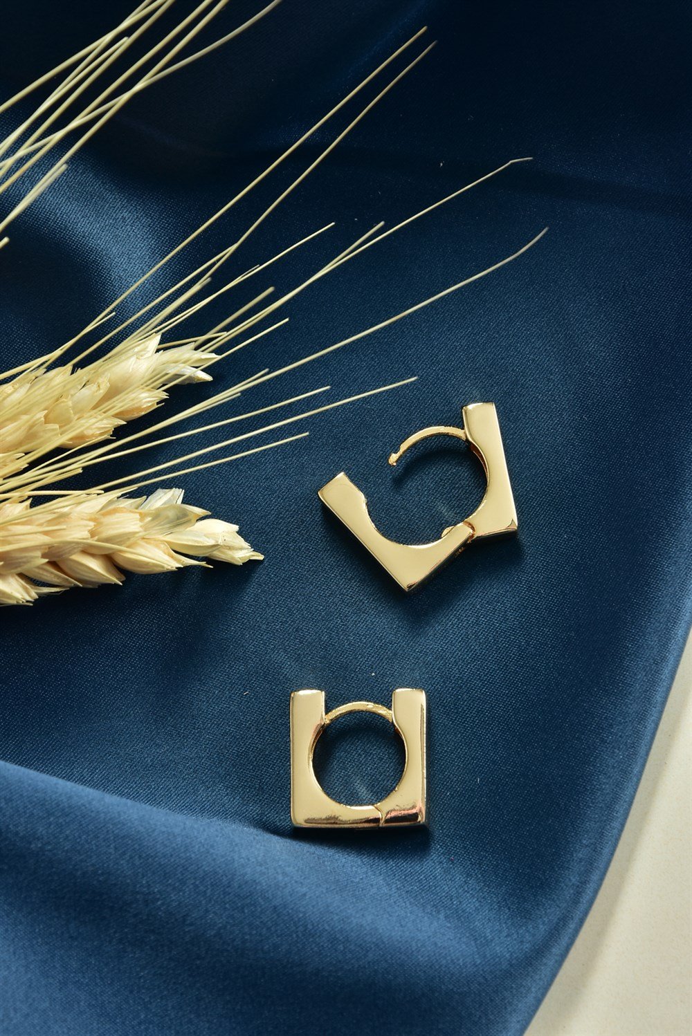 Kare Klipsli Gold Küpe KA021220