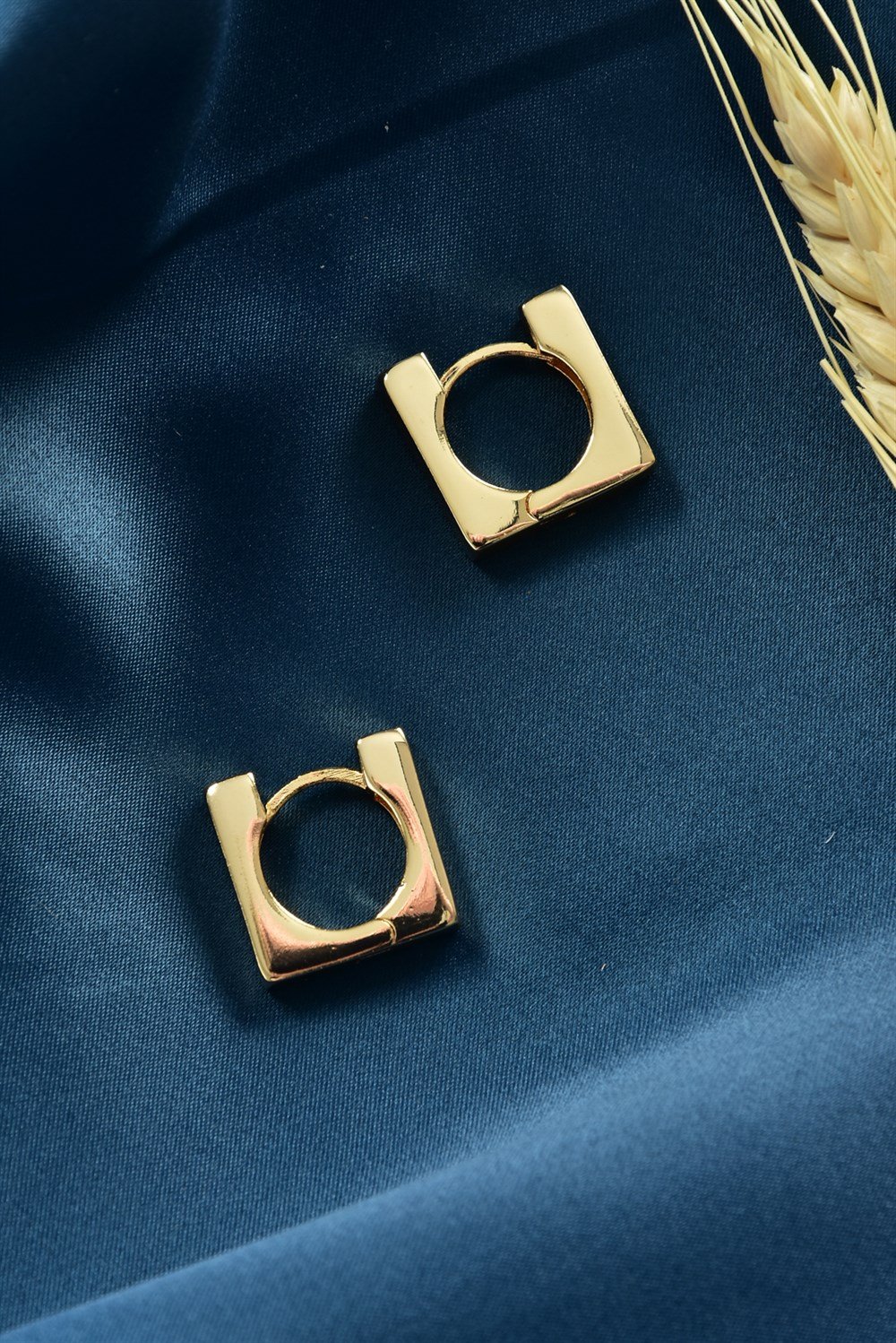 Kare Klipsli Gold Küpe KA021220