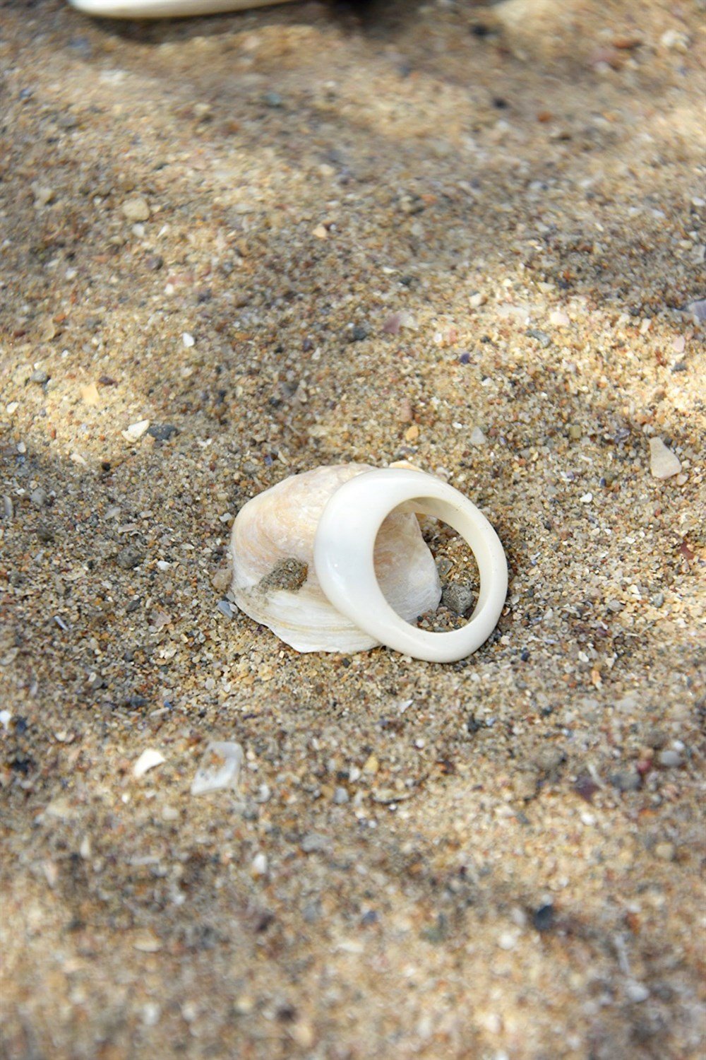 Krem Oval Akrilik Yüzük KA041046