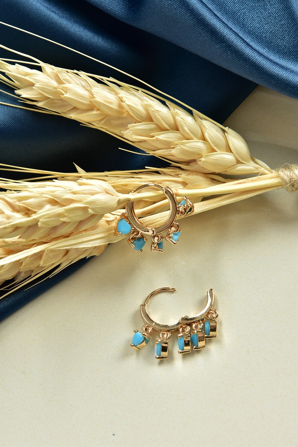 Mini Mavi Taşlı Kalp Detay Gold Sallantılı Küpe KA061240