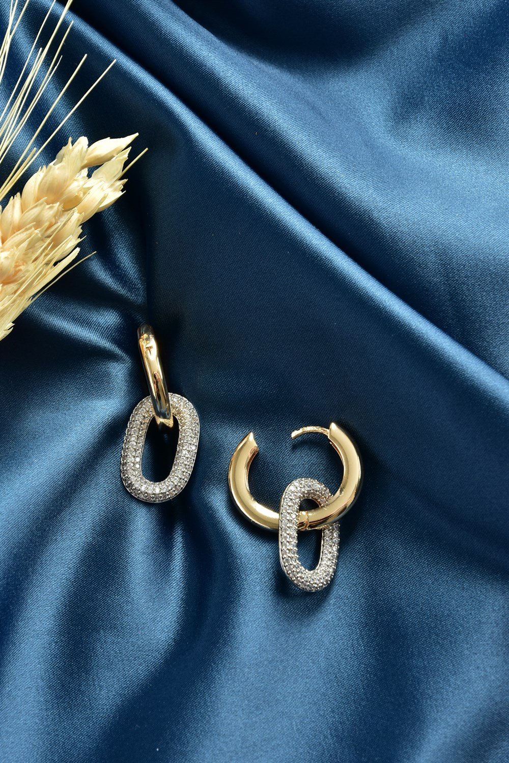 Oval Taş İşlemeli Gold Küpe KA021219