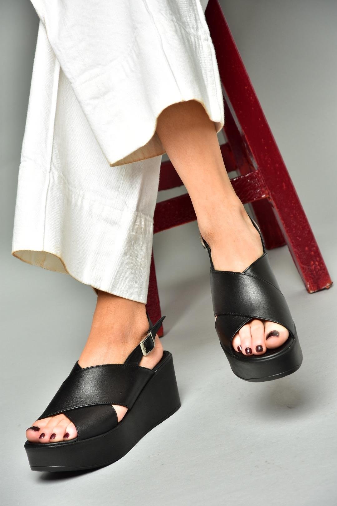 P555327503 Siyah Hakiki Deri Dolgu Topuklu Kadın Ayakkabı