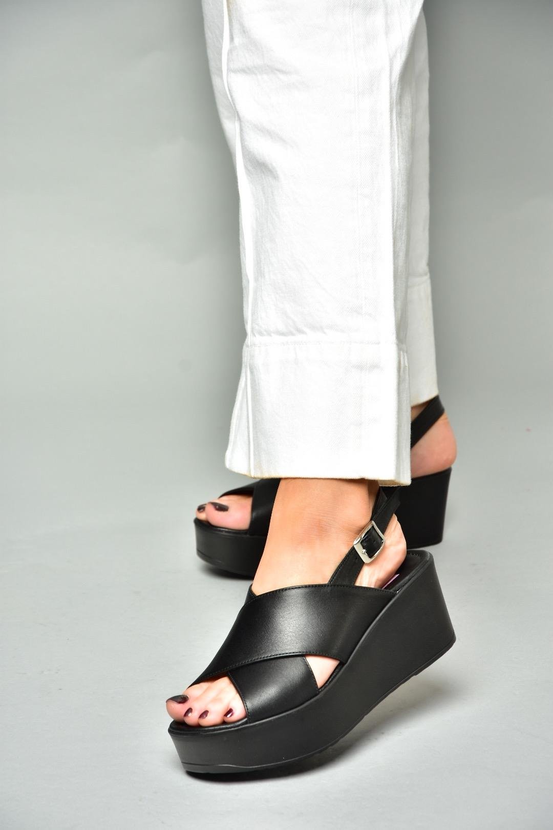 P555327503 Siyah Hakiki Deri Dolgu Topuklu Kadın Ayakkabı