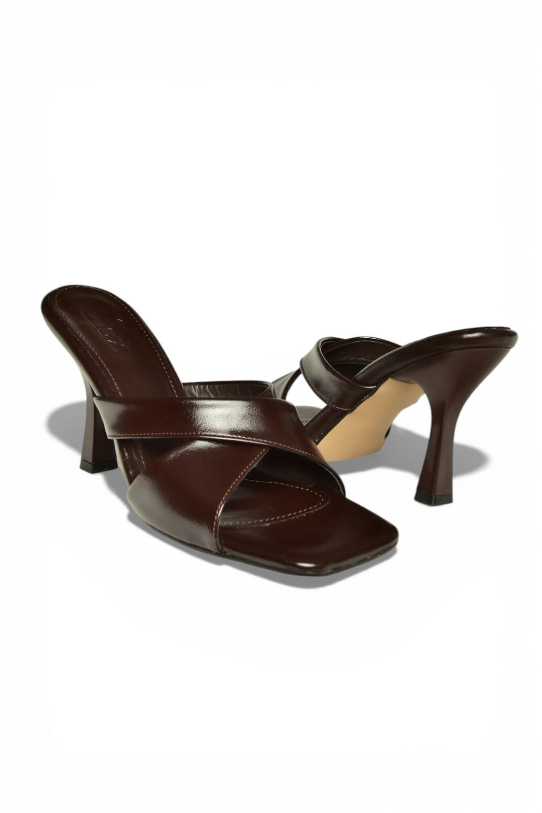 P590033060 Kahverengi Rustik Çapraz Bantlı Kalın Topuklu Kadın Terlik