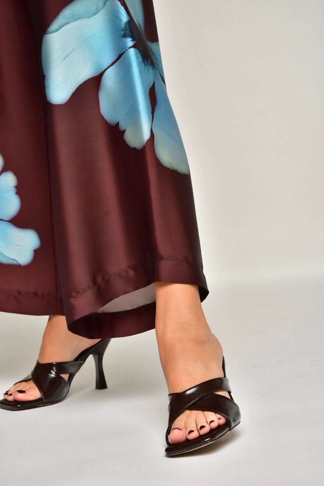 P590033060 Kahverengi Rustik Çapraz Bantlı Kalın Topuklu Kadın Terlik