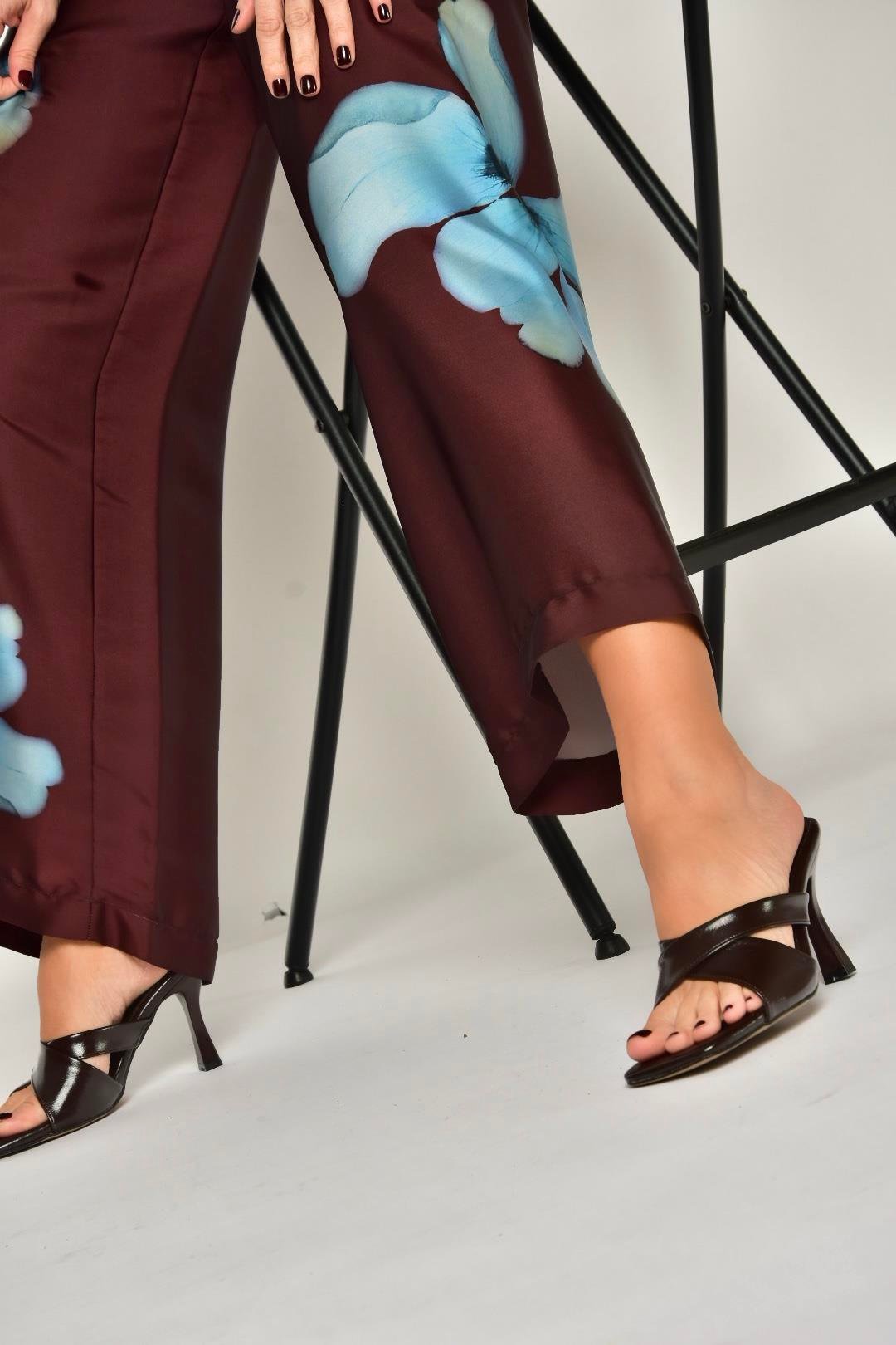 P590033060 Kahverengi Rustik Çapraz Bantlı Kalın Topuklu Kadın Terlik