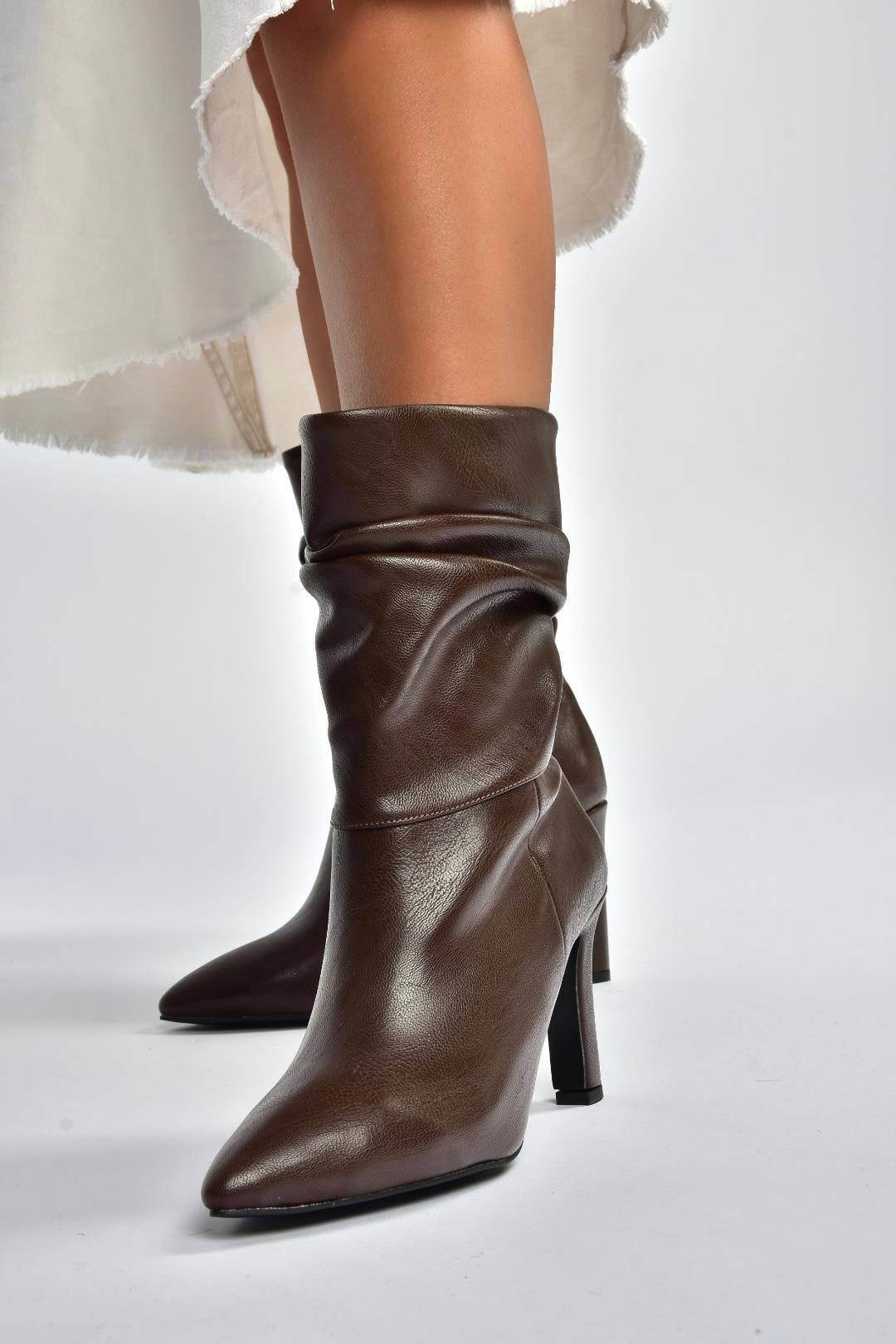 R404020309 Kahverengi İnce Topuklu Büzgülü Kadın Bot