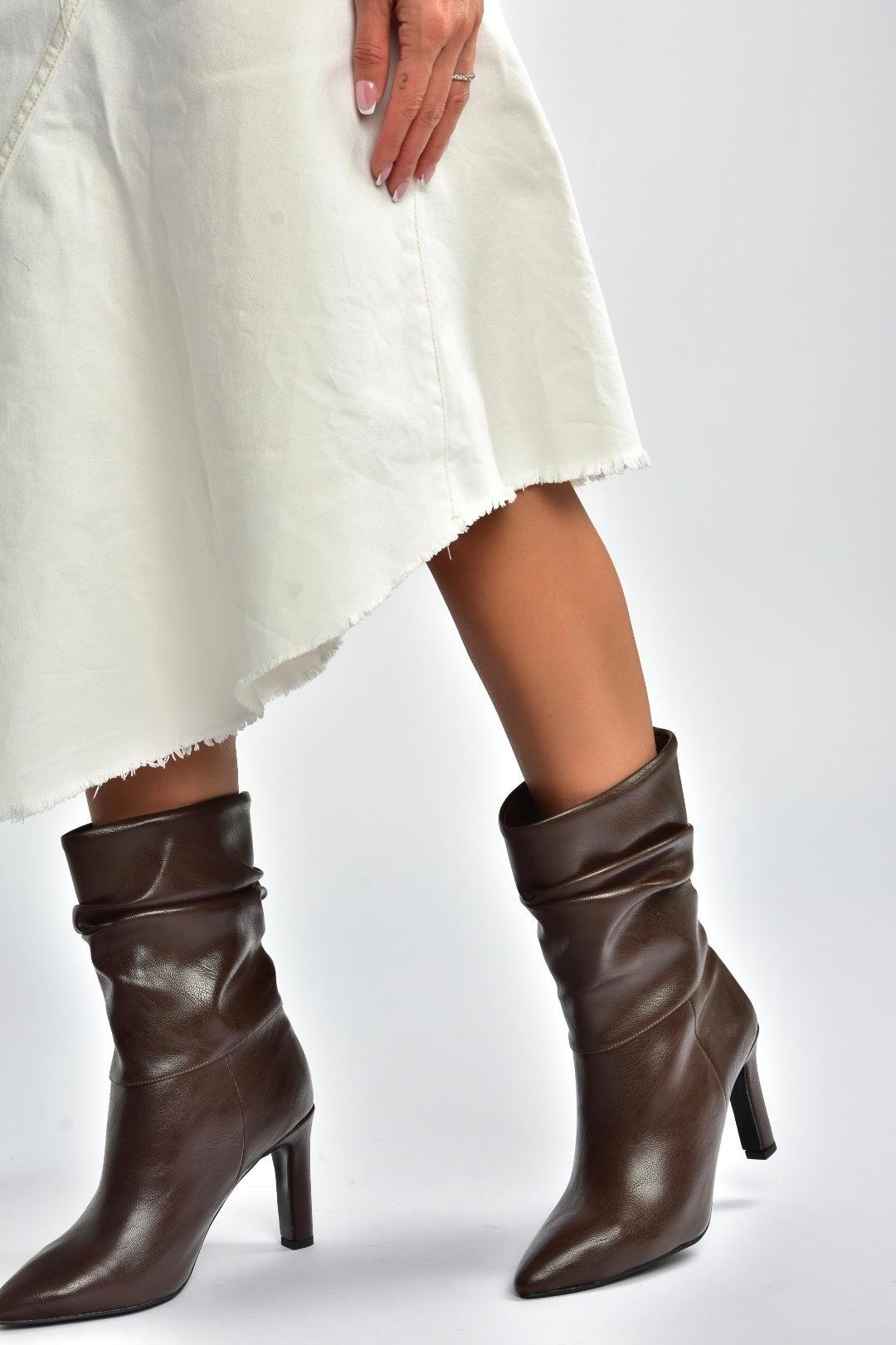 R404020309 Kahverengi İnce Topuklu Büzgülü Kadın Bot