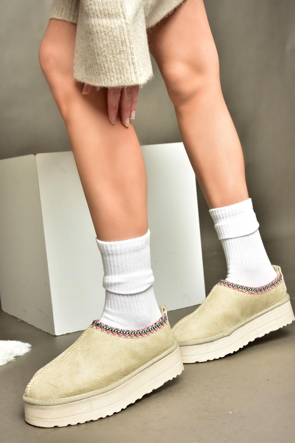 R612047302 Bej Süet İçi Tüylü Kalın Tabanlı Kadın Terlik