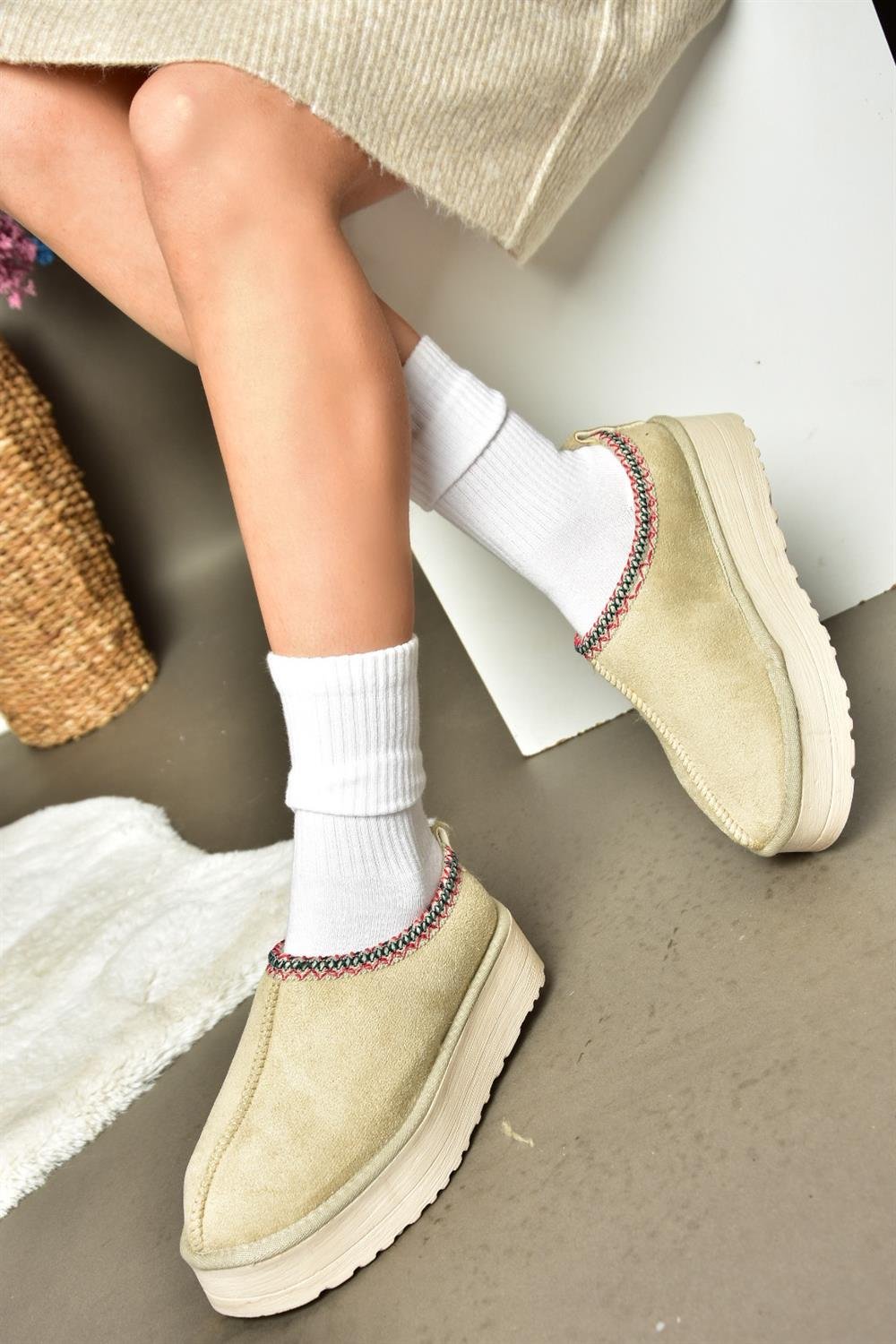 R612047302 Bej Süet İçi Tüylü Kalın Tabanlı Kadın Terlik