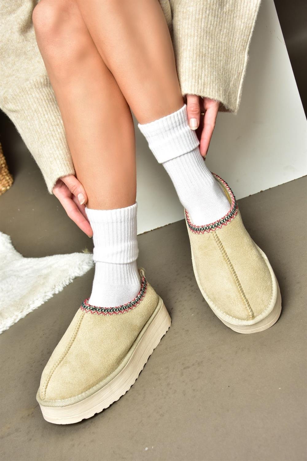 R612047302 Bej Süet İçi Tüylü Kalın Tabanlı Kadın Terlik