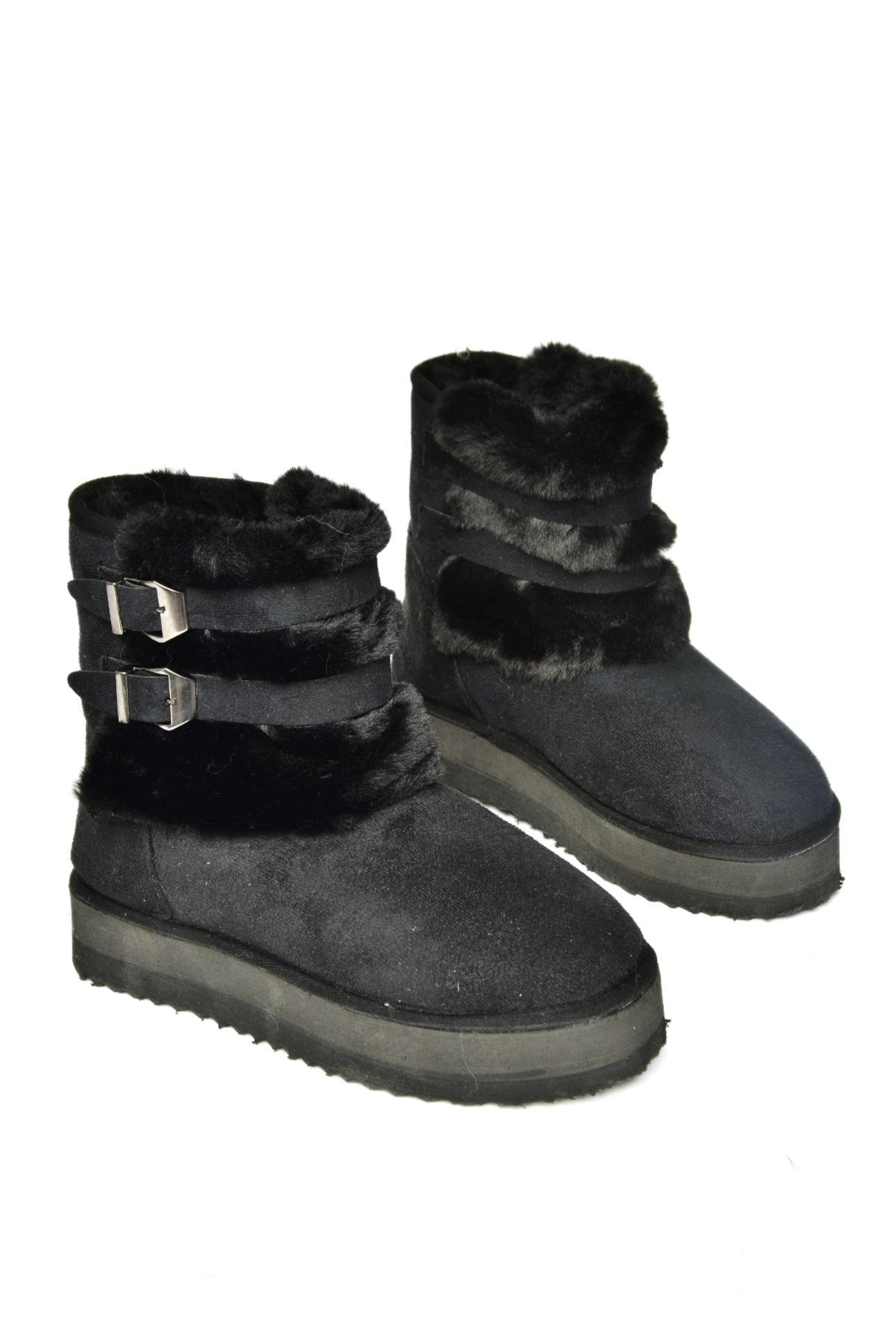 R824747502 Siyah/Siyah Süet Peluş Detaylı İçi Tüylü Kalın Tabanlı Yarım Kadın Bot