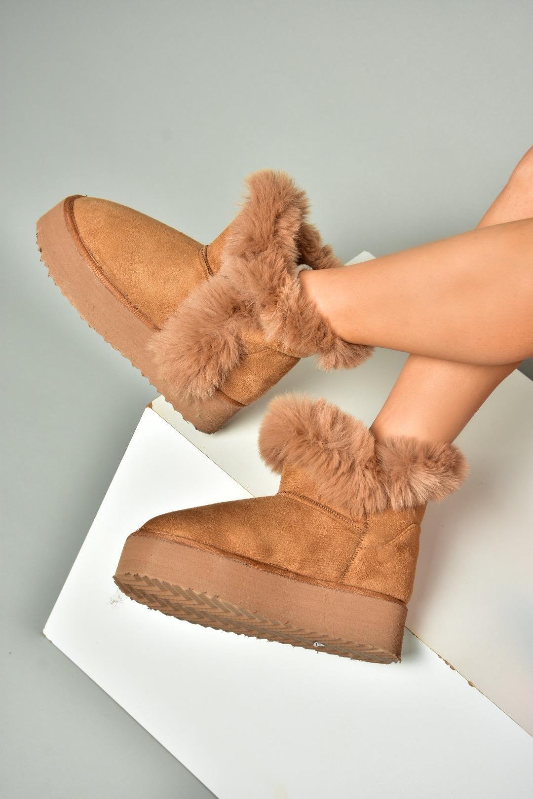 R824784102 Taba Süet Peluş Detaylı İçi Tüylü Kalın Tabanlı Yarım Kadın Bot
