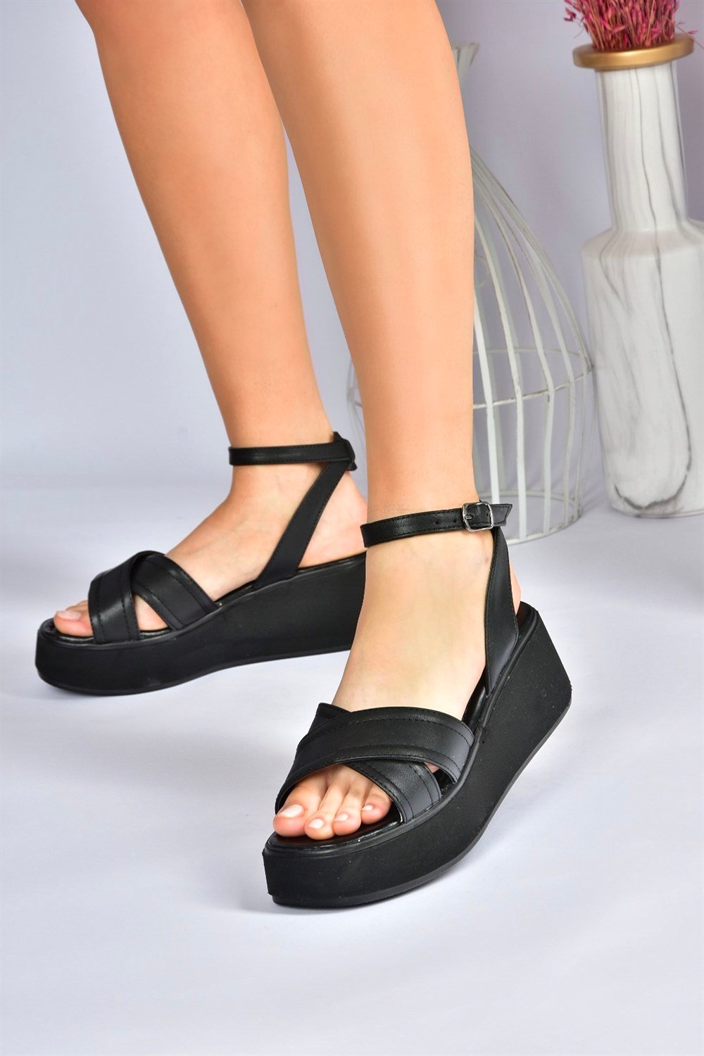 Siyah Kalın Tabanlı Günlük Kadın Sandalet M996186209