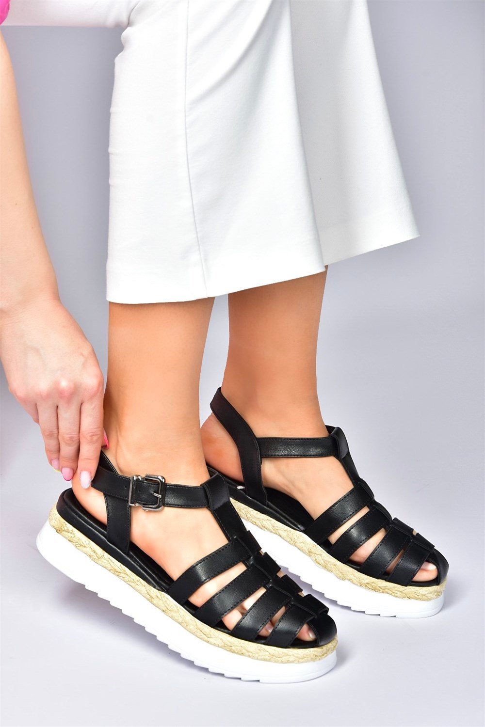 Siyah Kalın Tabanlı Kafes Model Kadın Sandalet M996140409