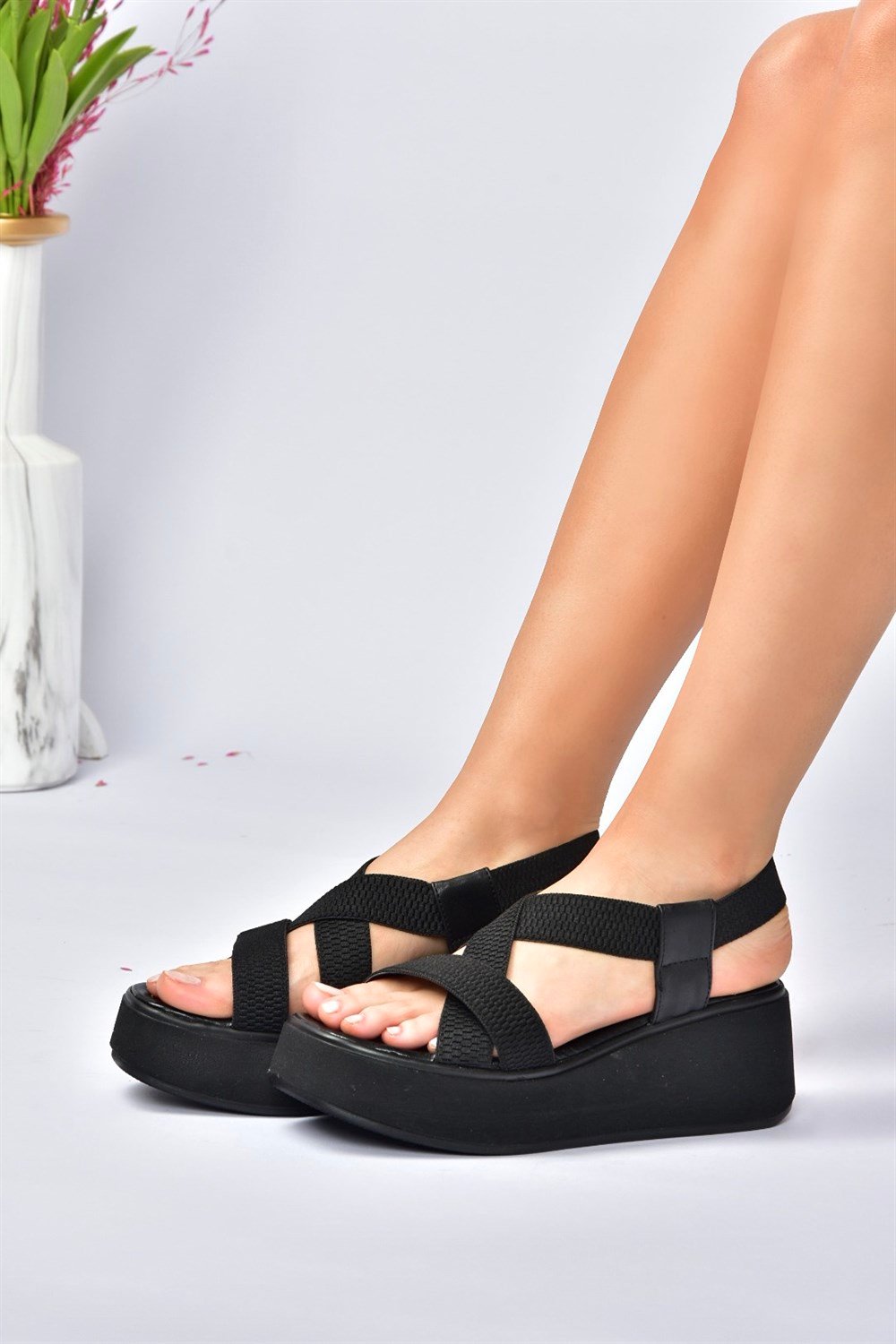 Siyah Kumaş Bantlı Kalın Tabanlı Sandalet M996180204