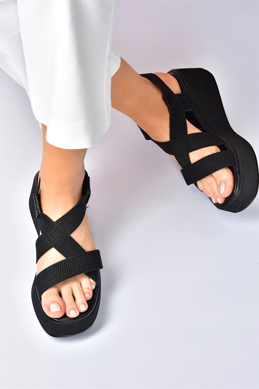 Siyah Kumaş Bantlı Kalın Tabanlı Sandalet M996180204
