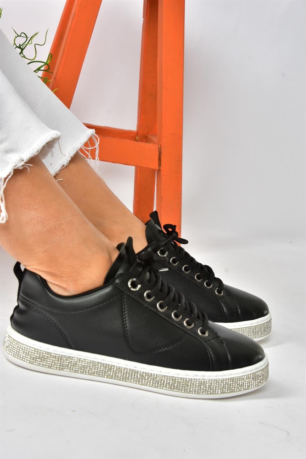 Siyah Taş Detaylı Kadın Spor Ayakkabı Sneakers P820251009
