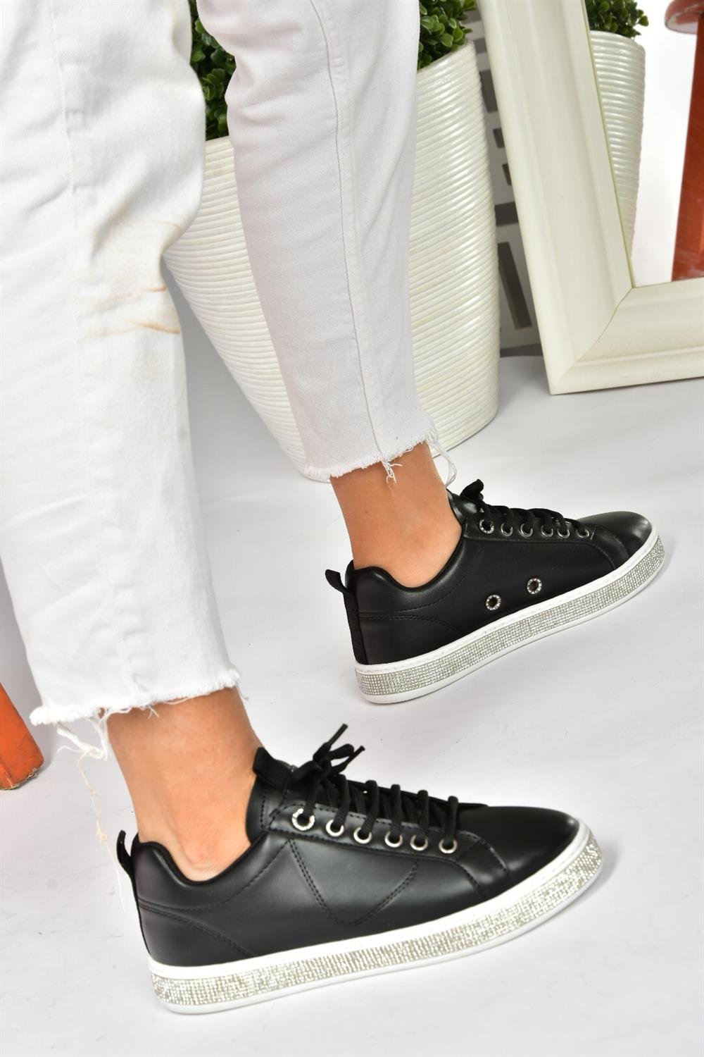 Siyah Taş Detaylı Kadın Spor Ayakkabı Sneakers P820251009