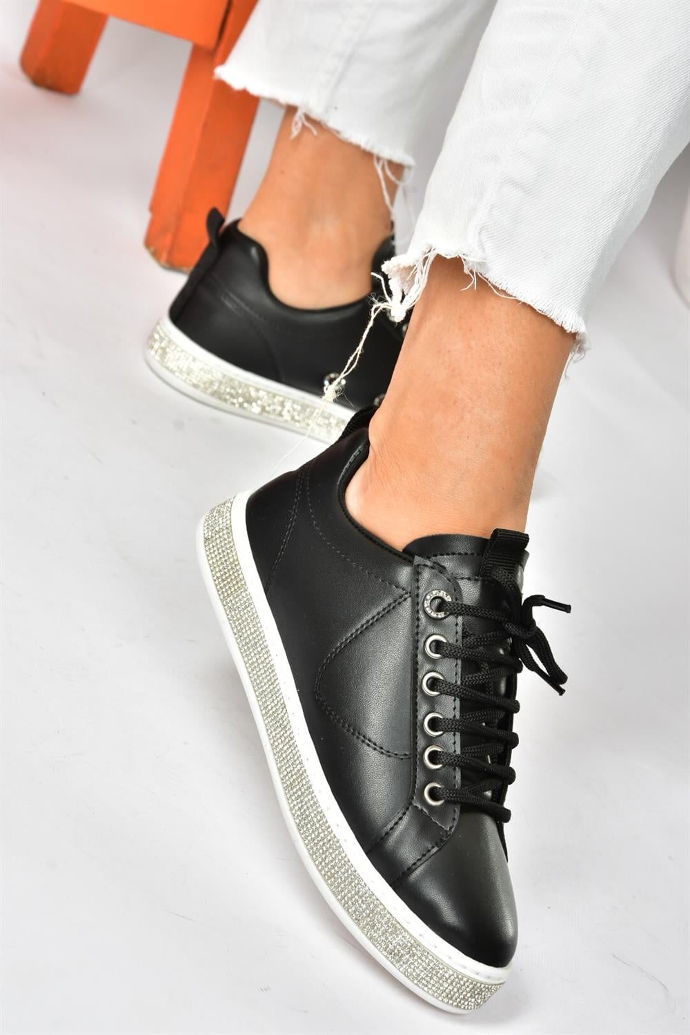Siyah Taş Detaylı Kadın Spor Ayakkabı Sneakers P820251009