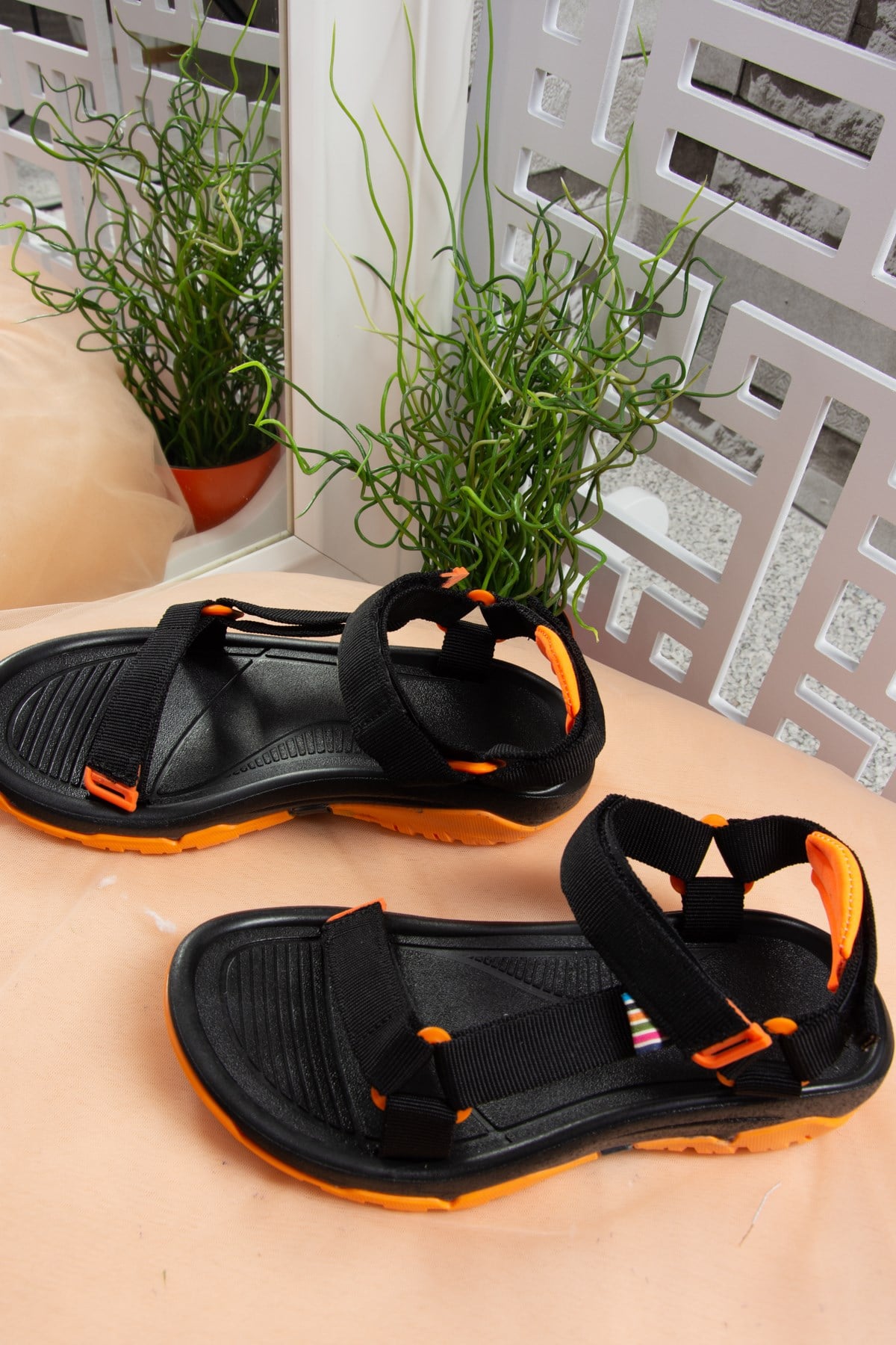 Siyah/Turuncu Kumaş Kadın Cırtlı Trekking Sandalet K838862504