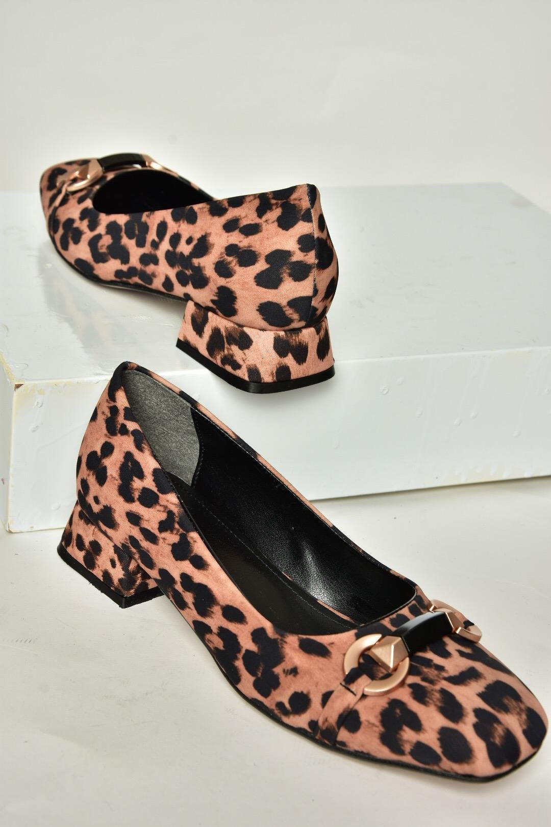 T590229604 Leopar Kumaş Alçak Topuklu Kadın Ayakkabı