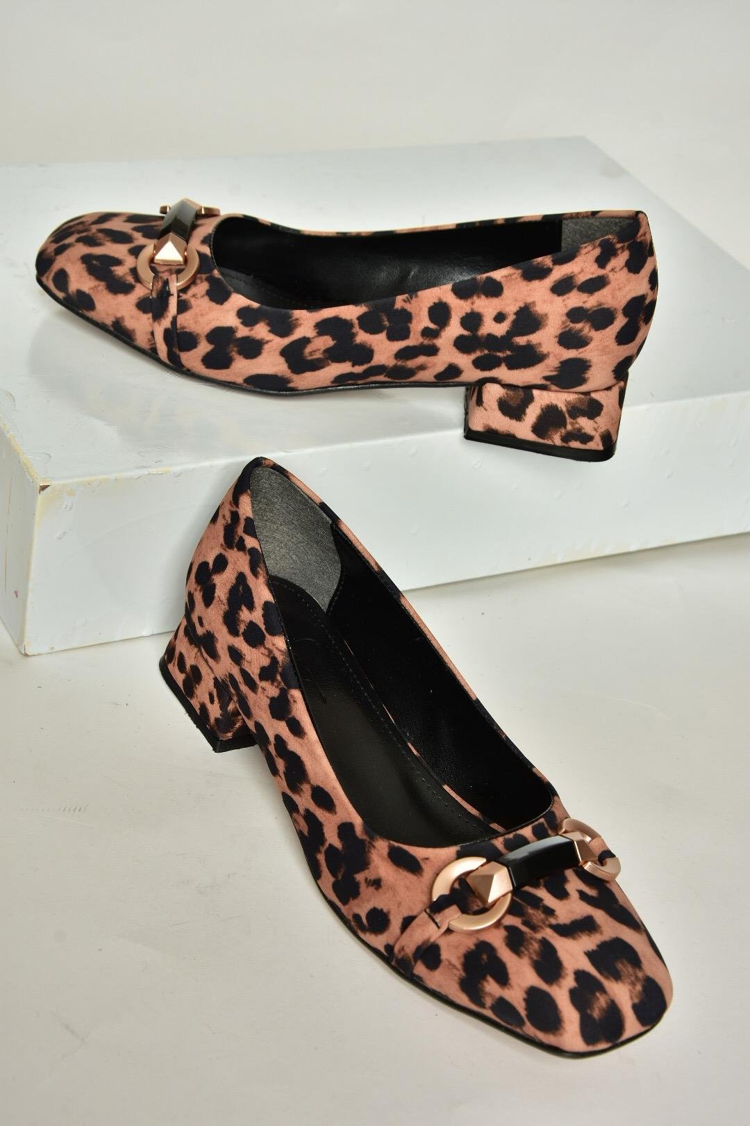 T590229604 Leopar Kumaş Alçak Topuklu Kadın Ayakkabı